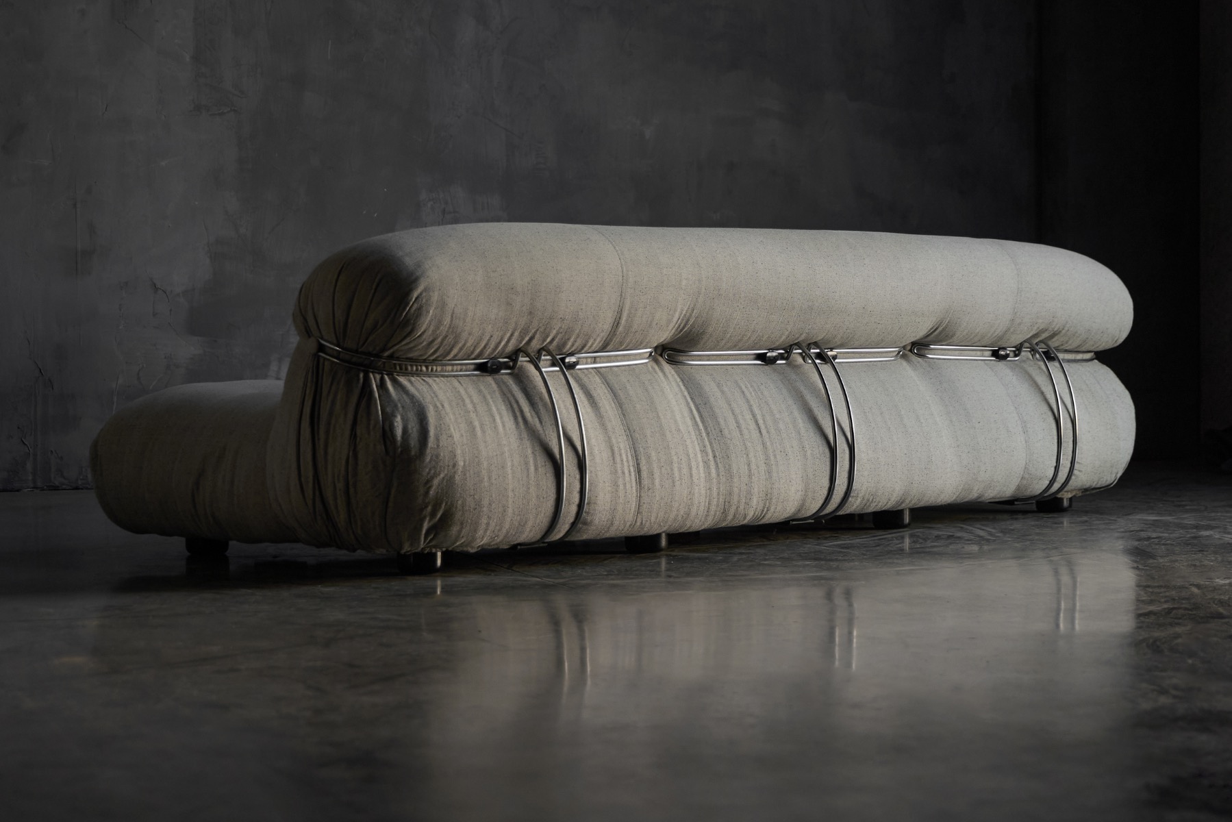 Sculptural Soriana sofa representing Italian design of the 1970s