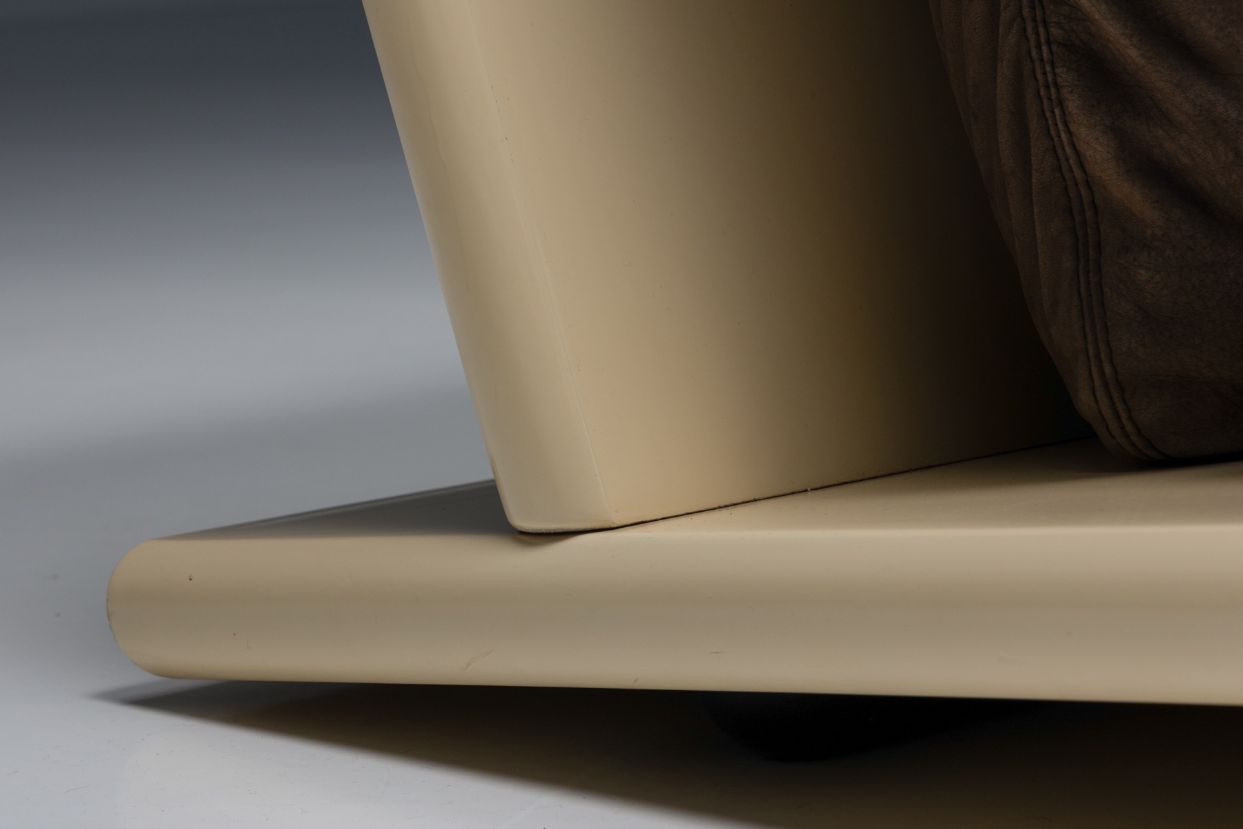 Sleek two seater sofa in lacquer and leather modern design