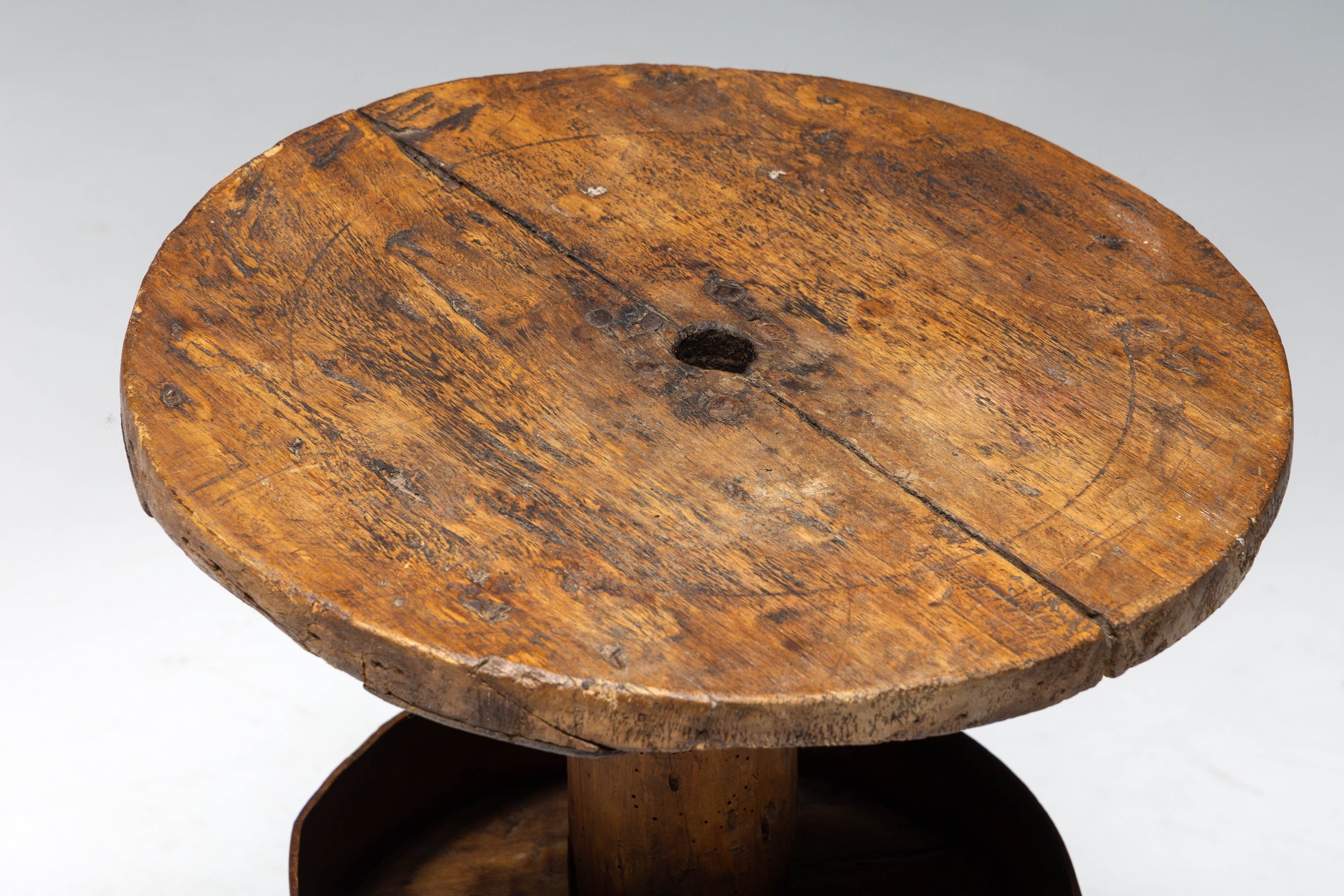 Traditional wooden tripod table with round design
