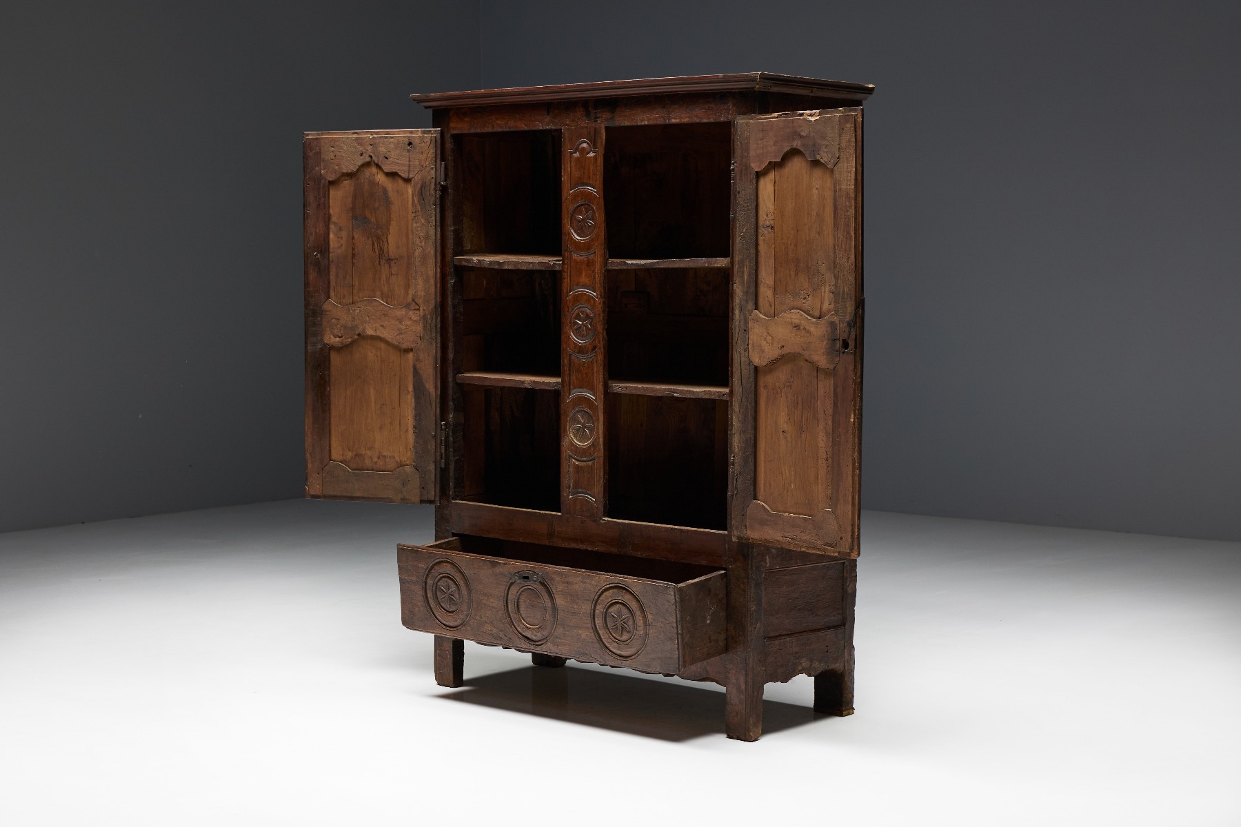 Antique rural cabinet in travail populaire wood