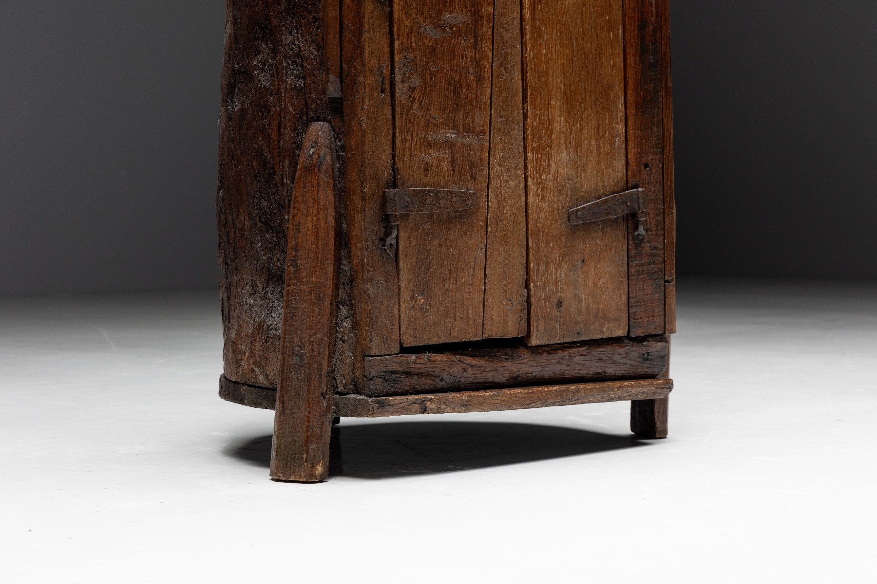 Antique rural monoxylite cabinet in solid form