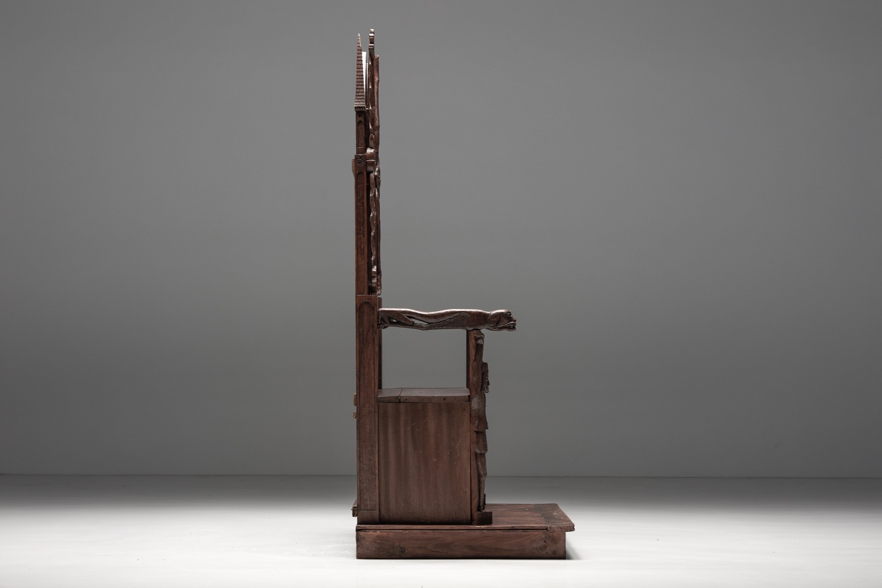 Antique style throne chair with relief design in wood