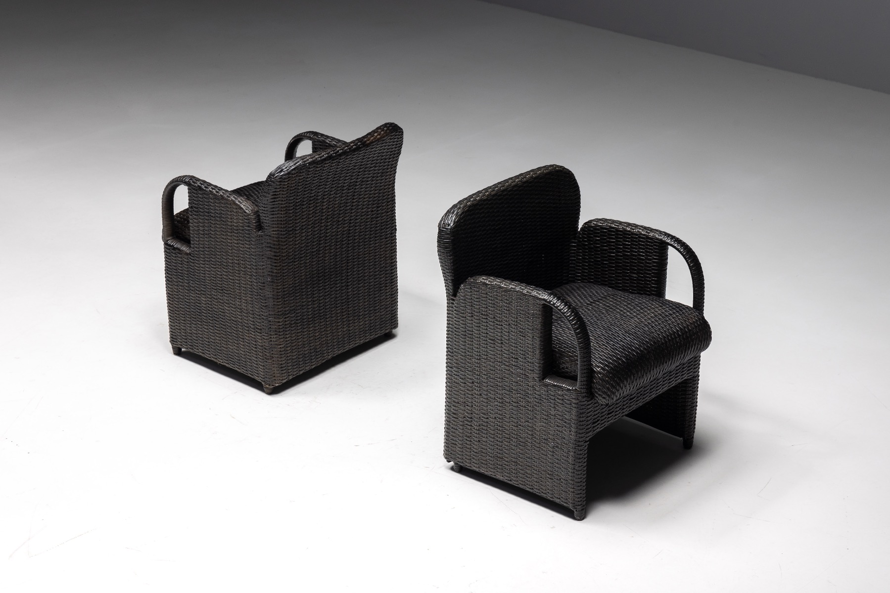 Architectural armchairs in Italian design from the 1990s