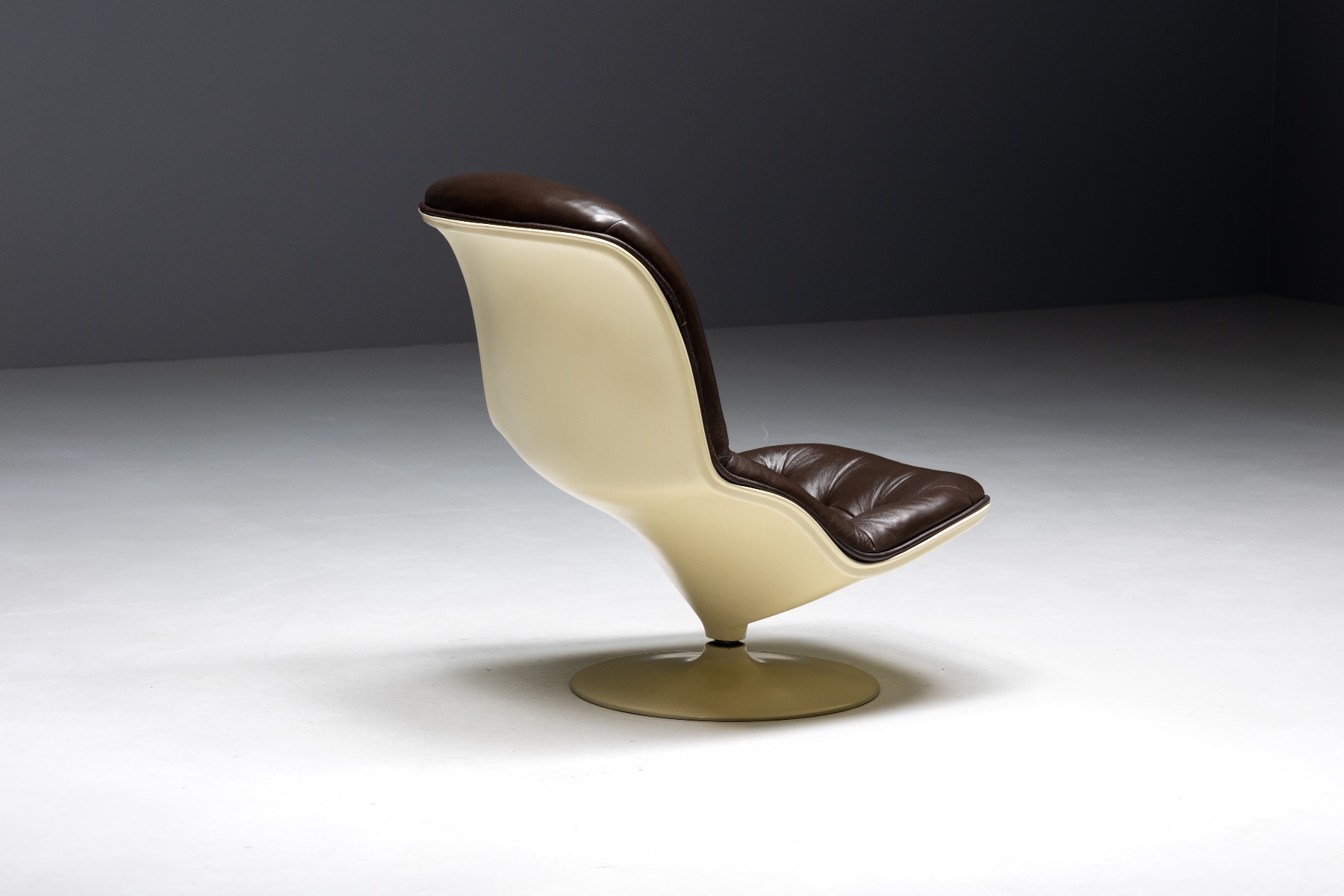 Architectural lounge chair in Belgian design from the 1970s
