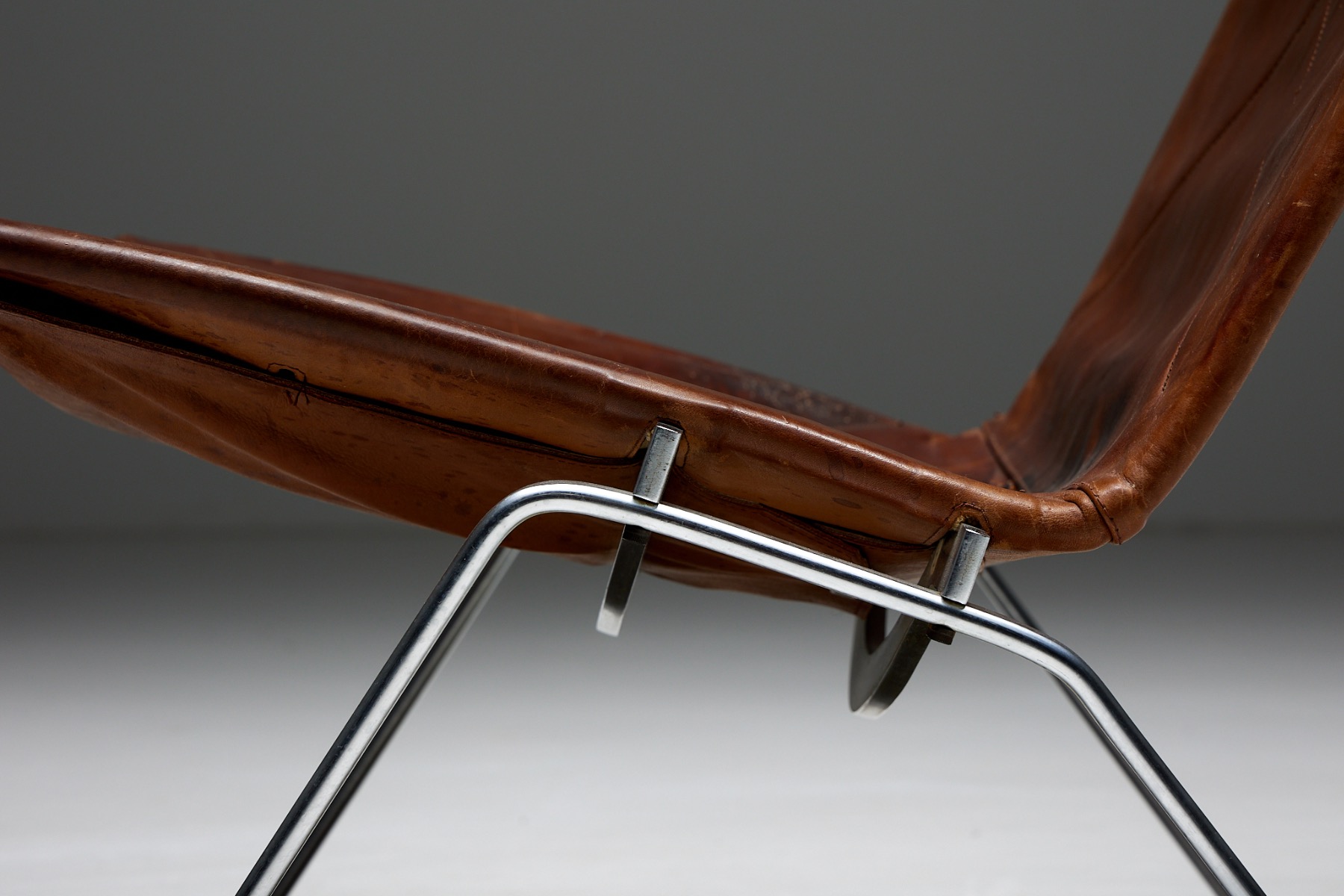 Architectural lounge chairs by Poul Kjaerholm PK22 design