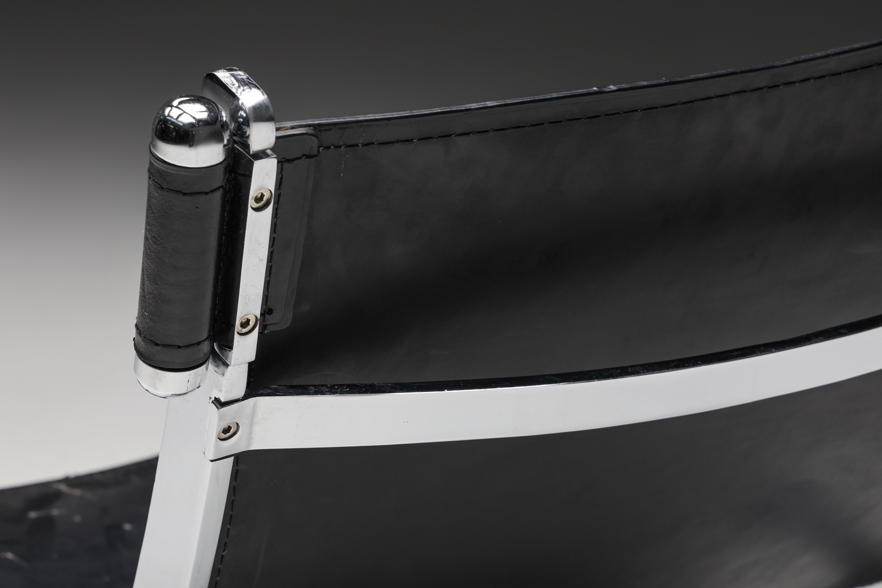 Black leather scissor chair by Antonio Citterio for Flexform from the 1980s