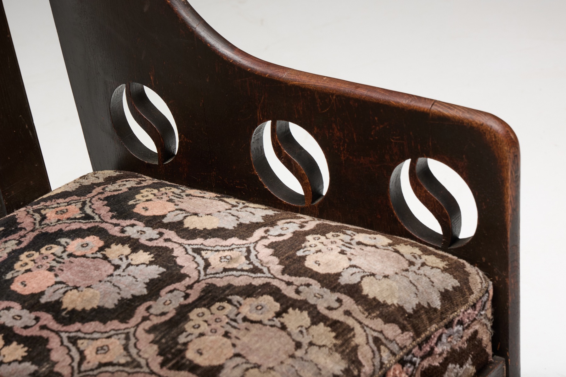 British Arts and Crafts oak chair