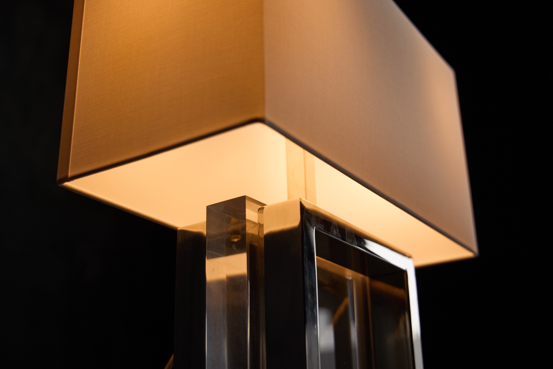 Premium glam table lamp with plexiglass base