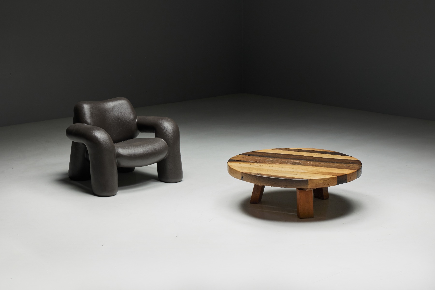 Collectible round coffee table in wood from the 1950s