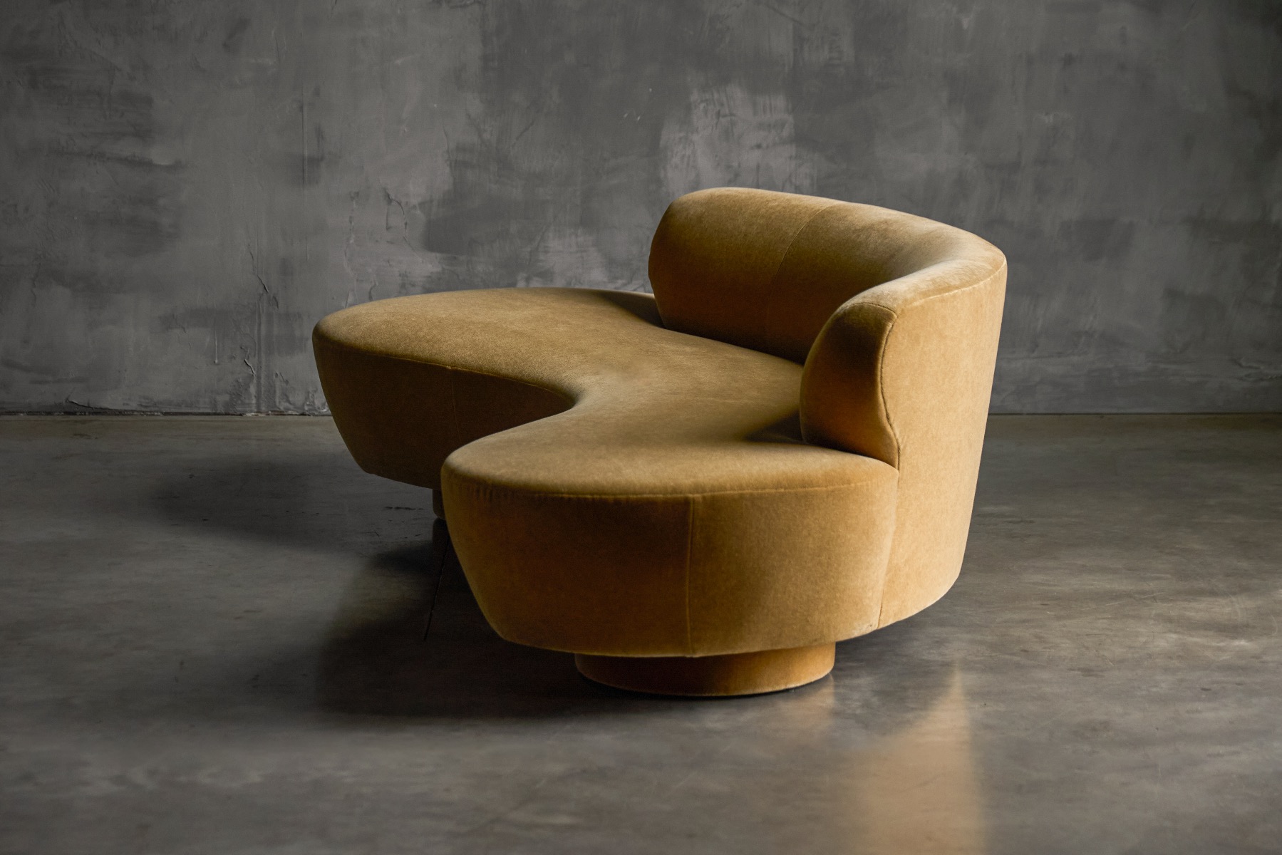 Curved modernist Serpentine sofa by Vladimir Kagan