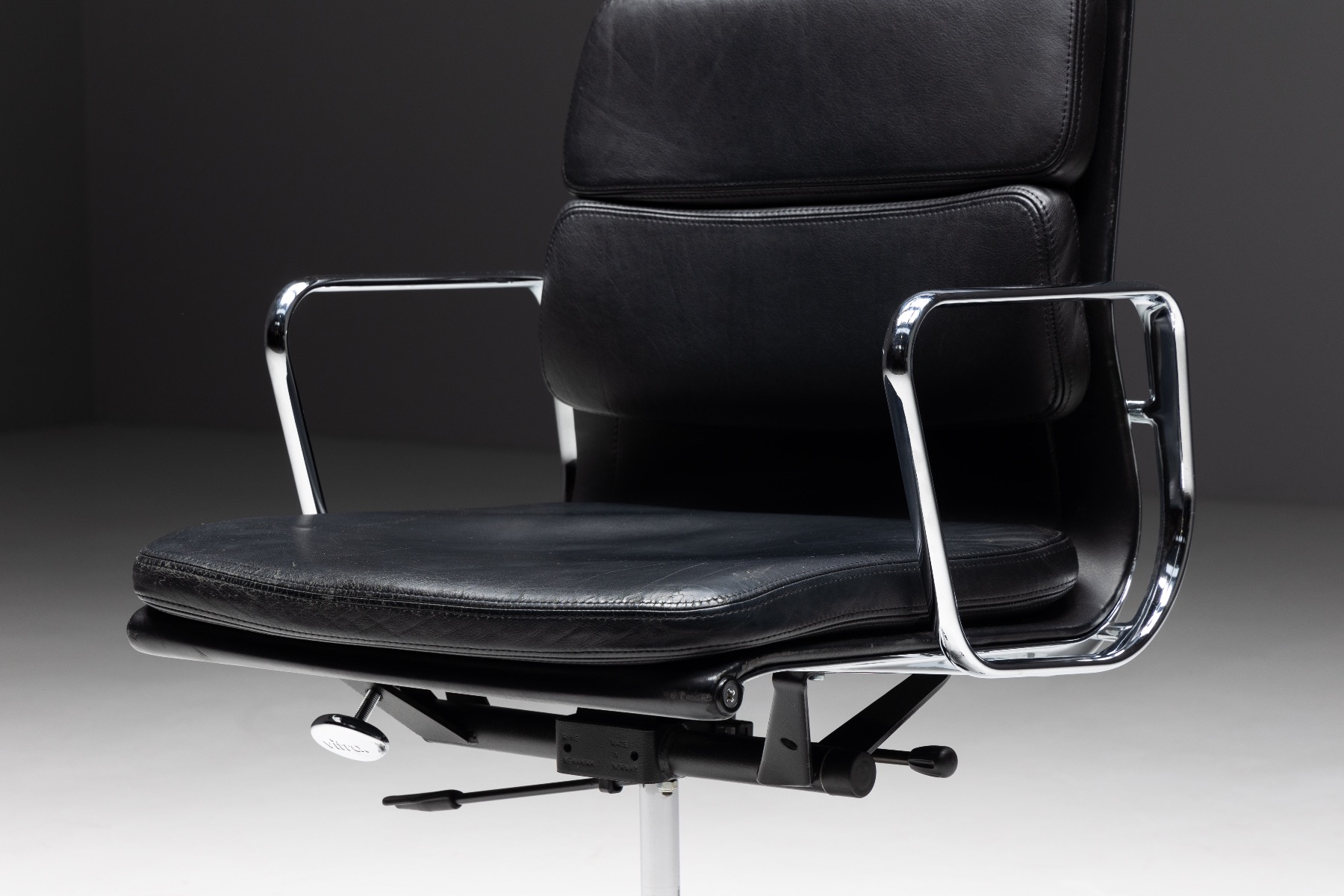 Eames Vitra EA216 management office chair