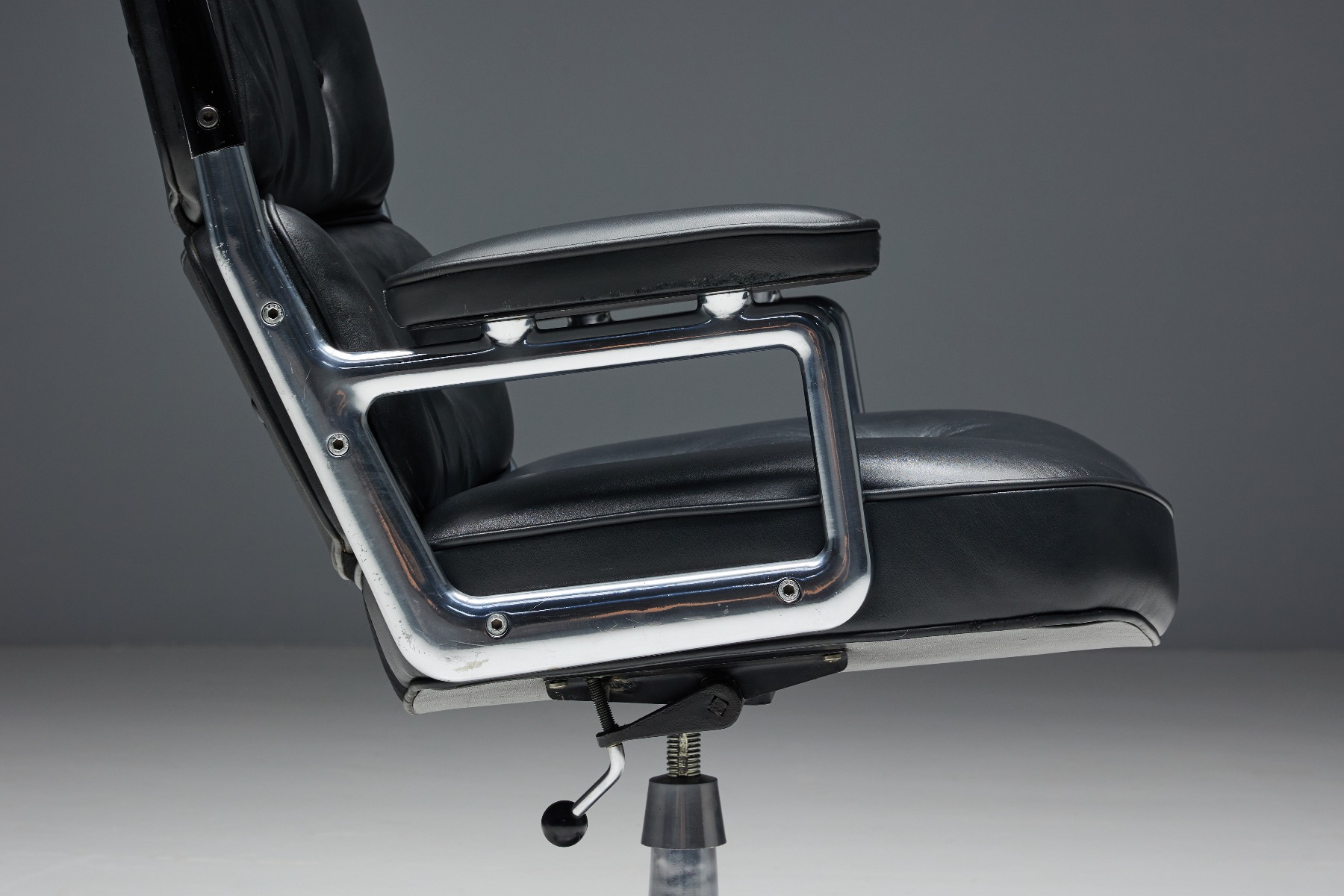 ES104 1960s desk seating