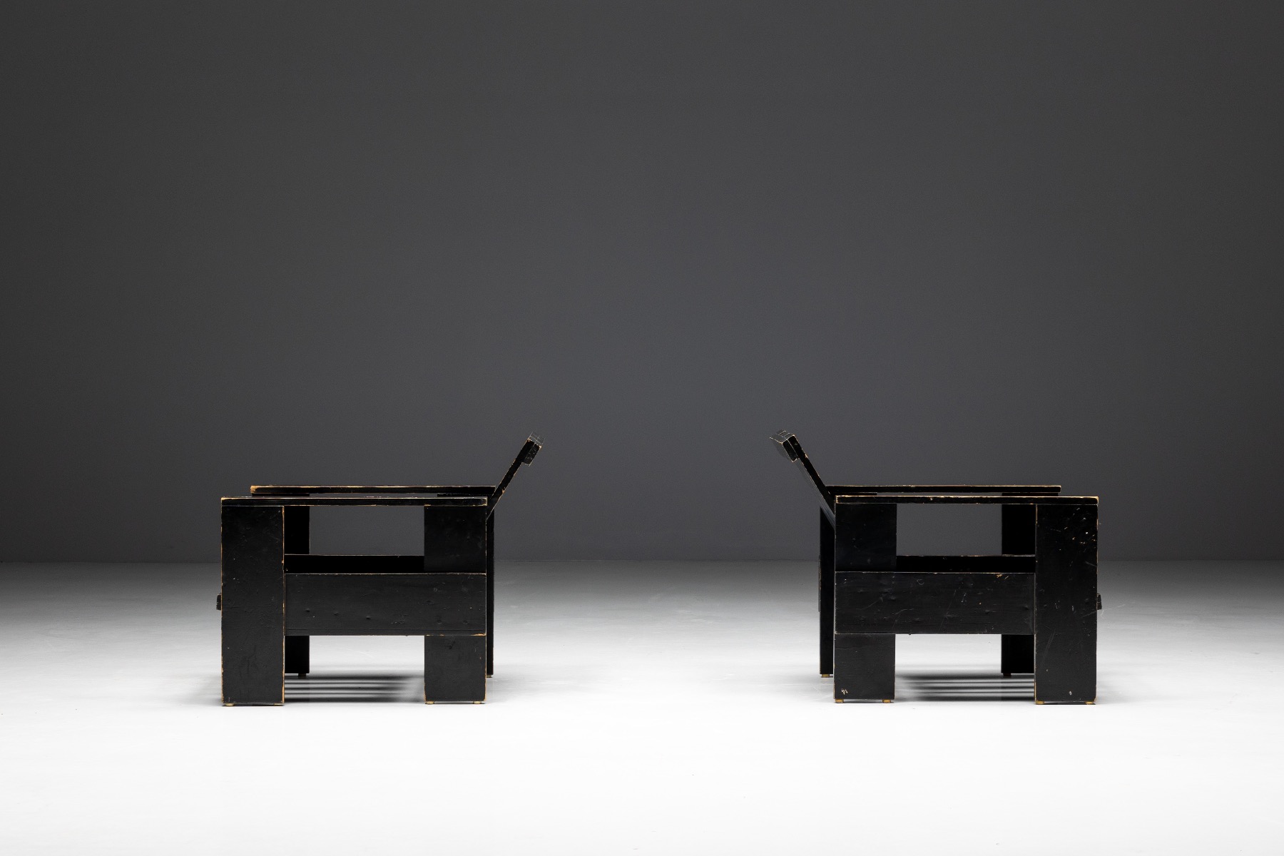 Minimalist crate chair in Dutch modernism style