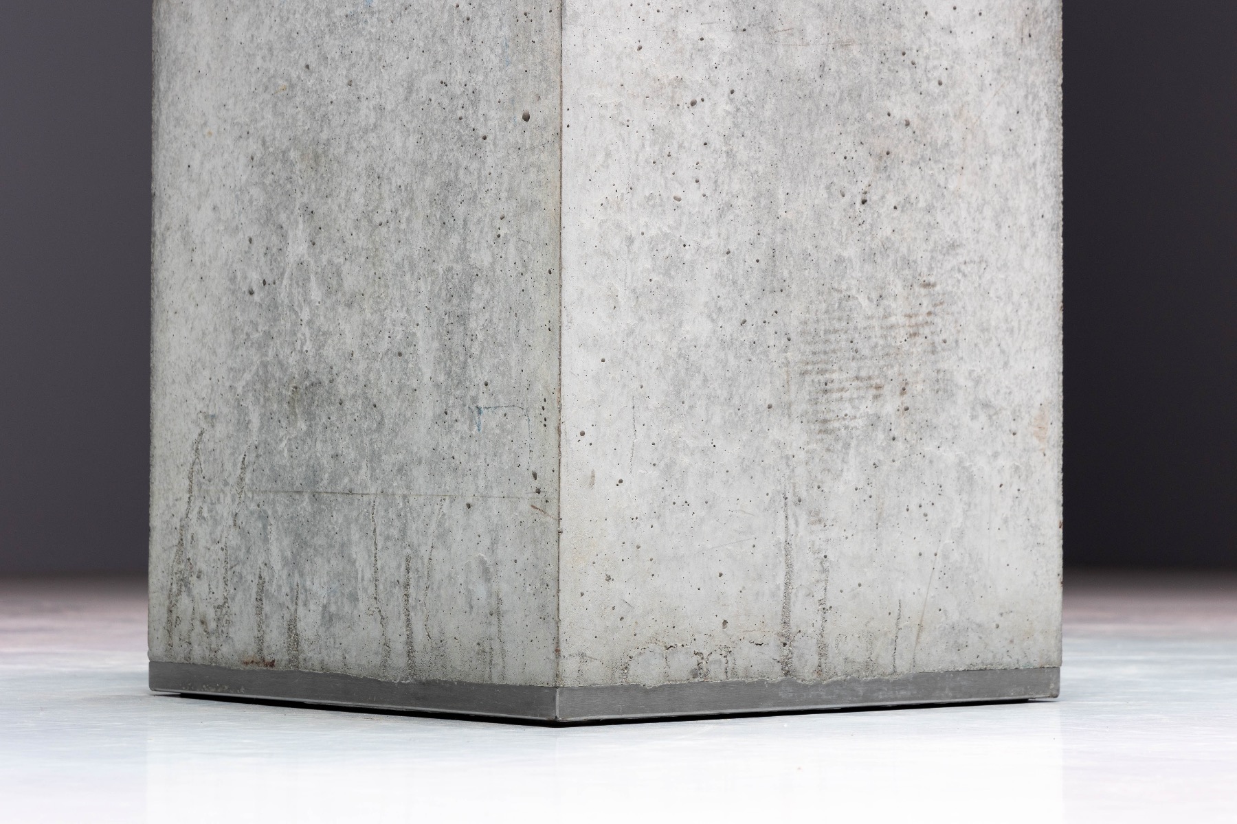 Modernist Sapo table in Italian design