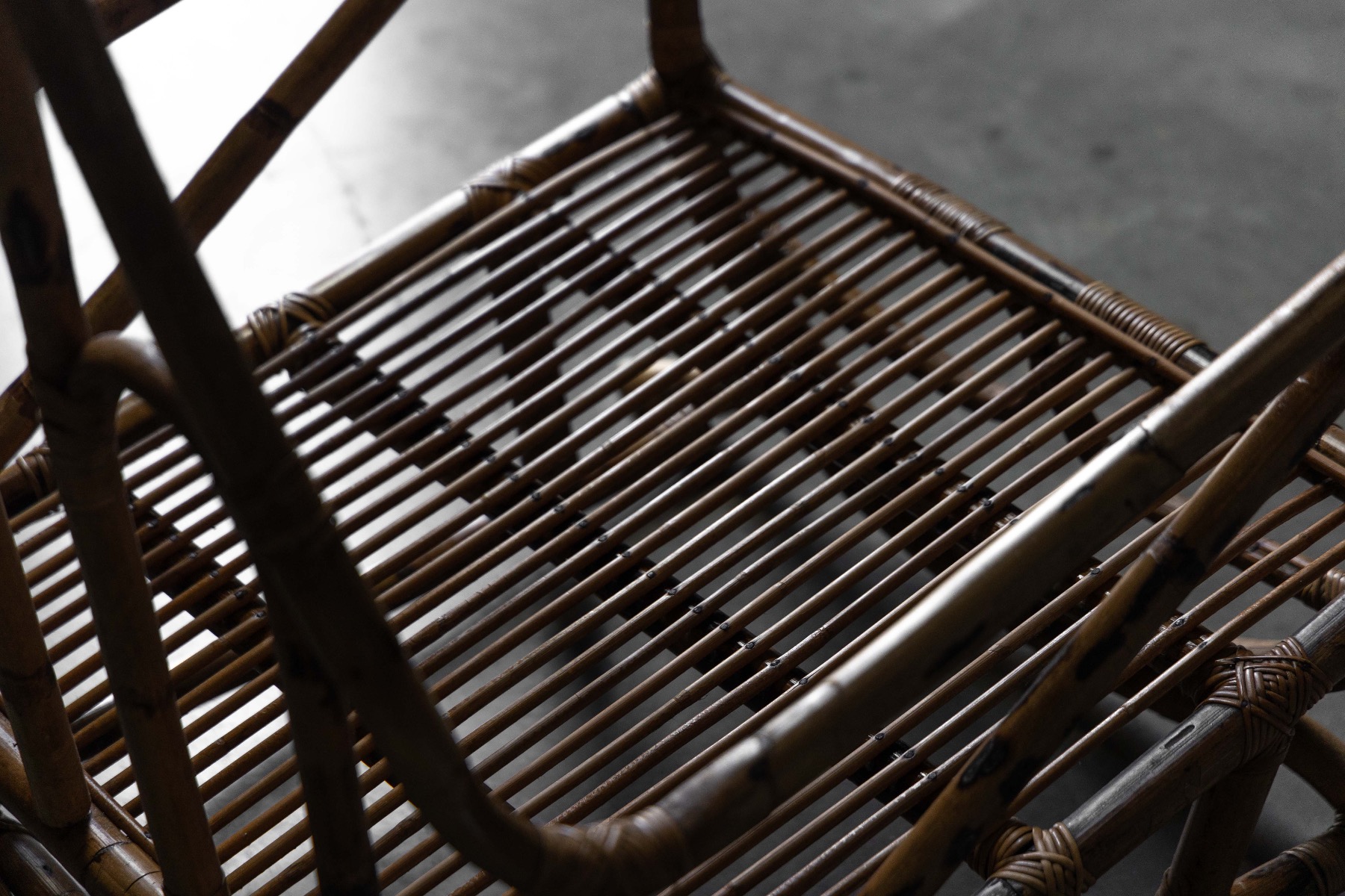 Natural bamboo lounge chair shaped in organic form