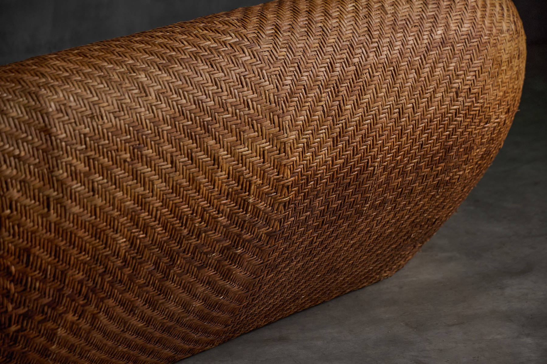 Lounge sofa in woven wicker with mid century character