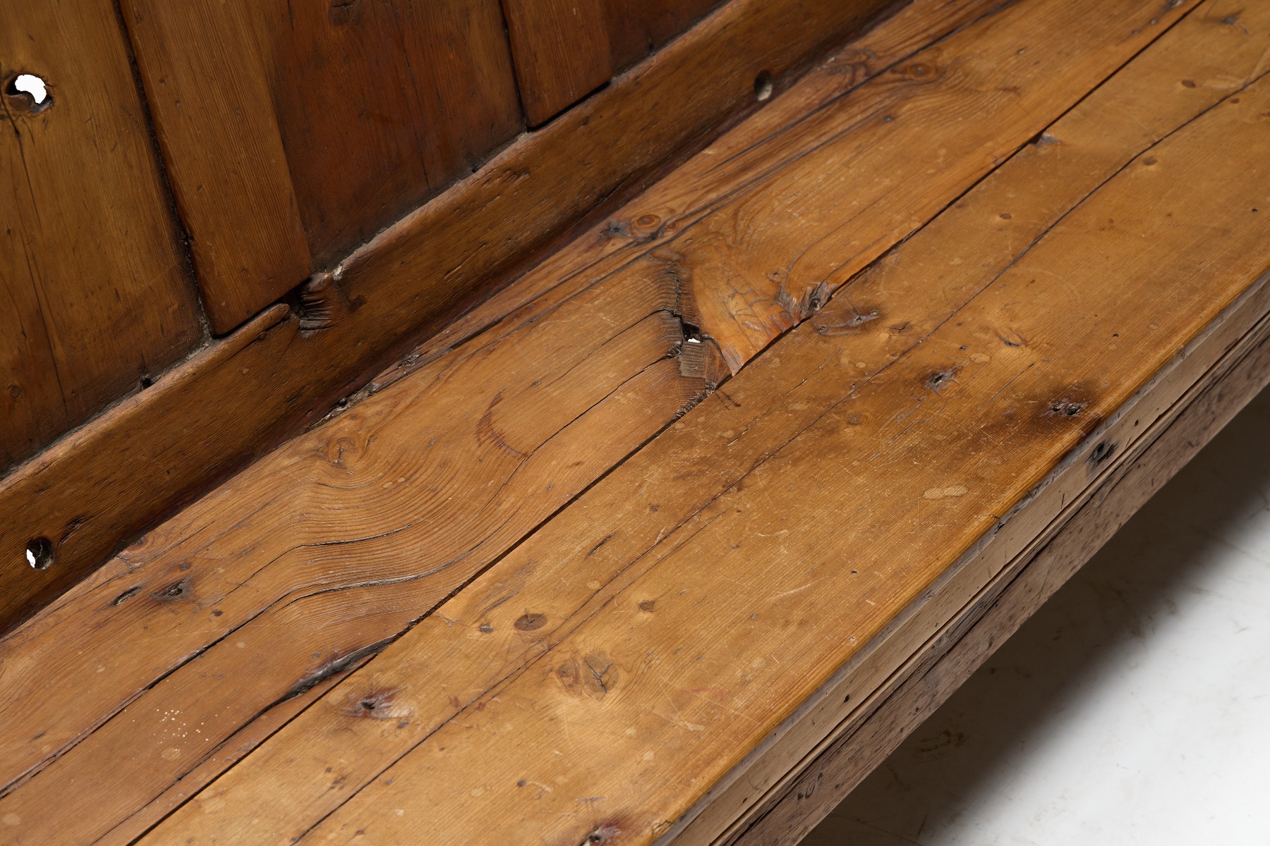 Primitive rustic travail populaire bench showing authentic wear