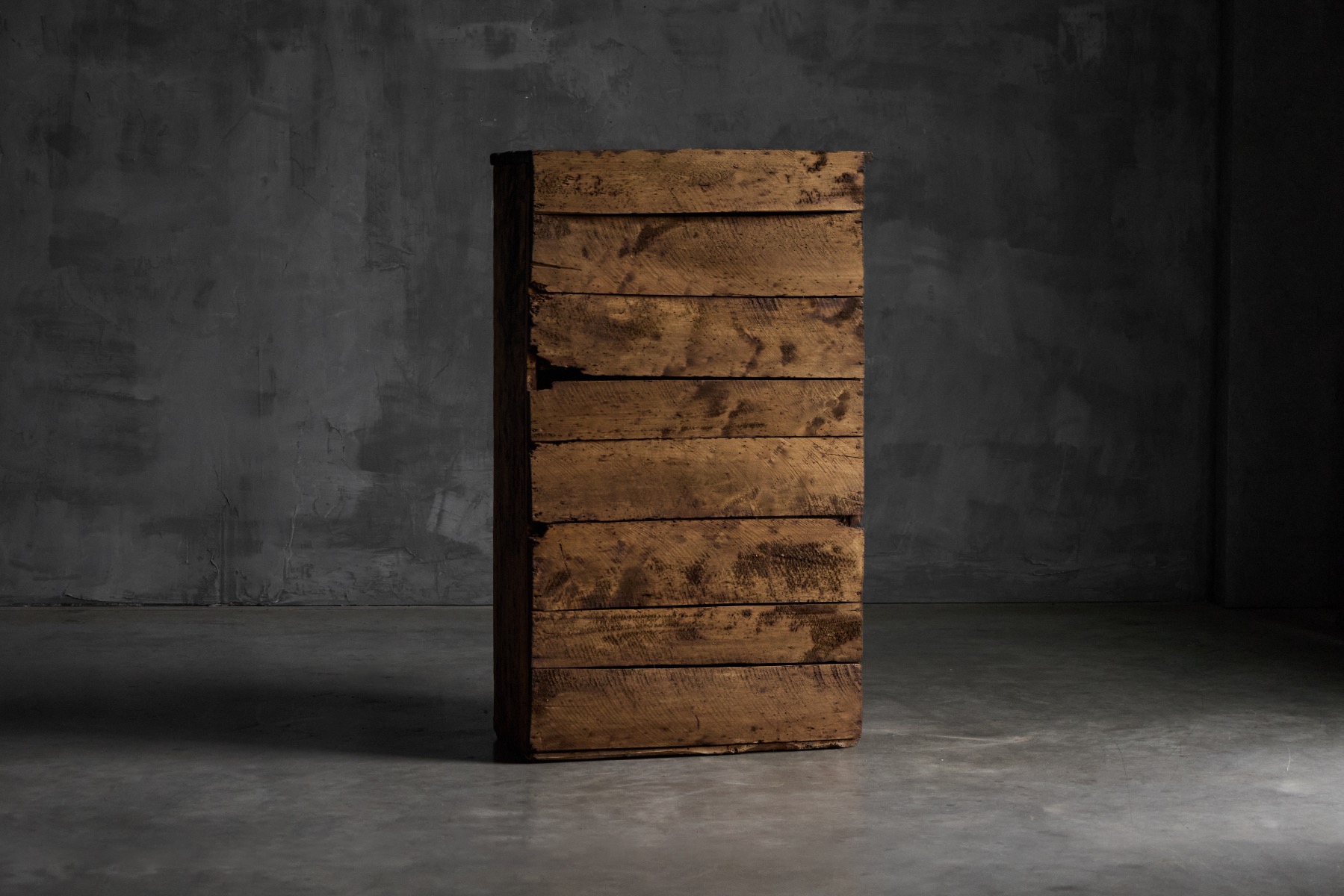 Primitive rustic travail populaire cabinet with utilitarian form
