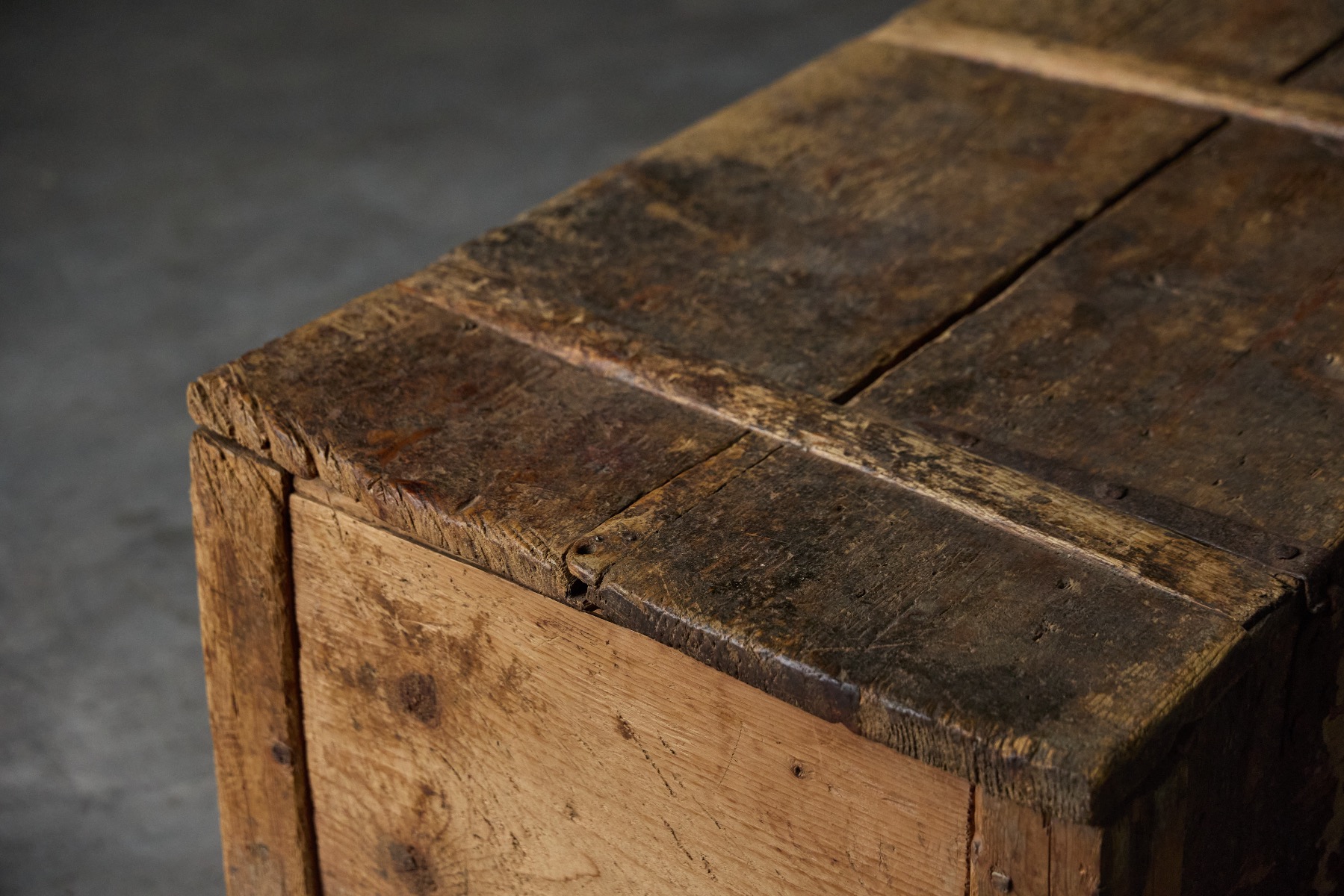 Heritage farmhouse storage chest in primitive style