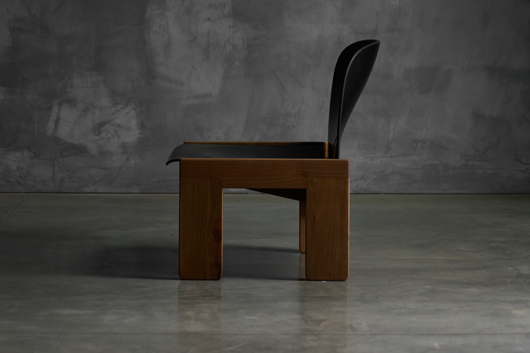 Iconic 925 Easy Chair with solid frame construction