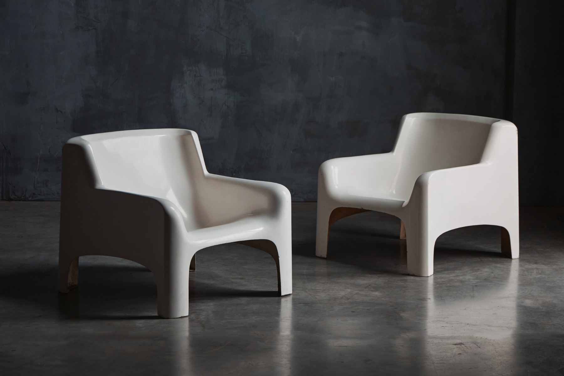 Sculptural fiberglass coffee table by Carlo Bartoli design