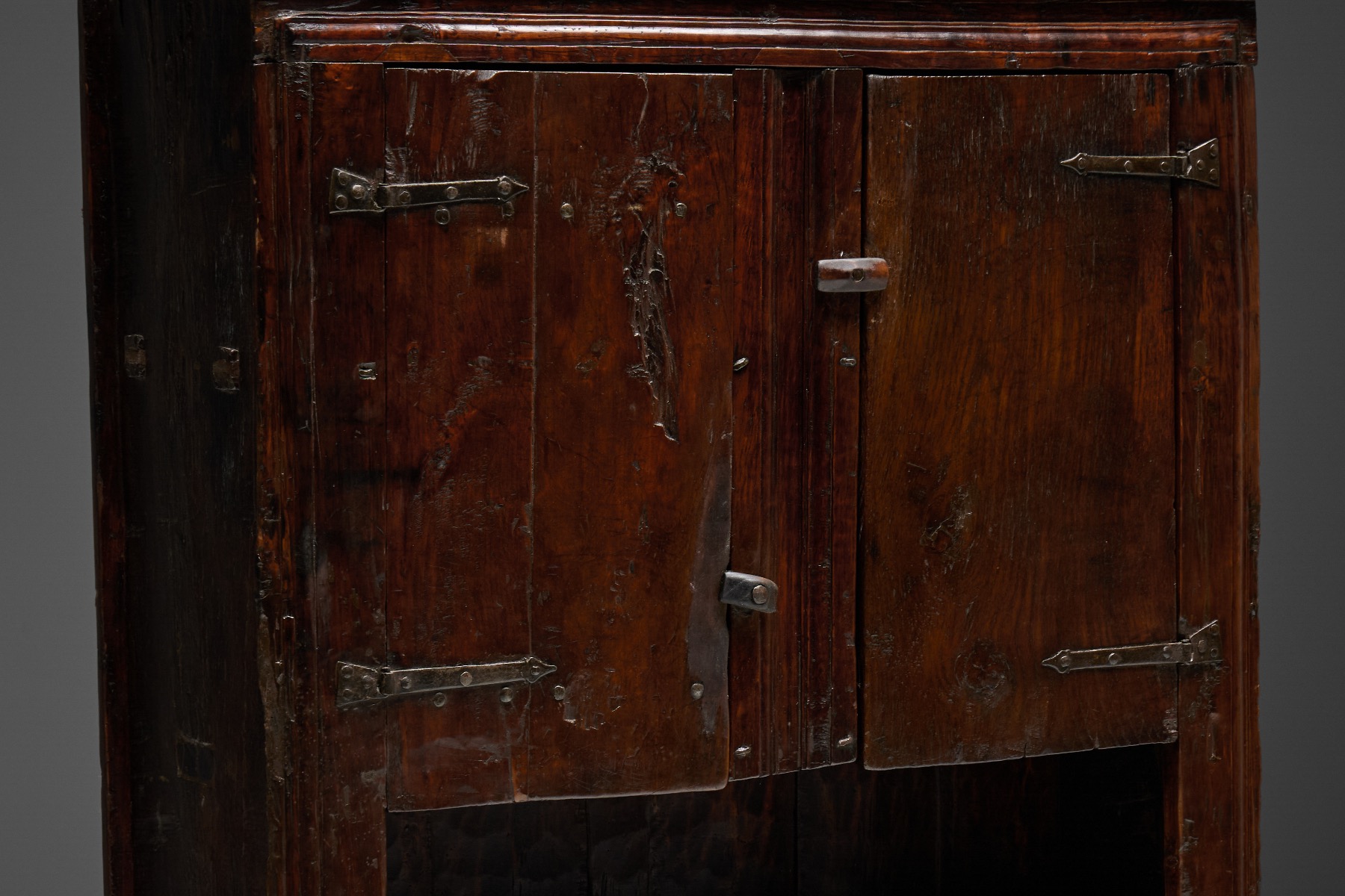 Solid wood Art Populaire cupboard with simple construction