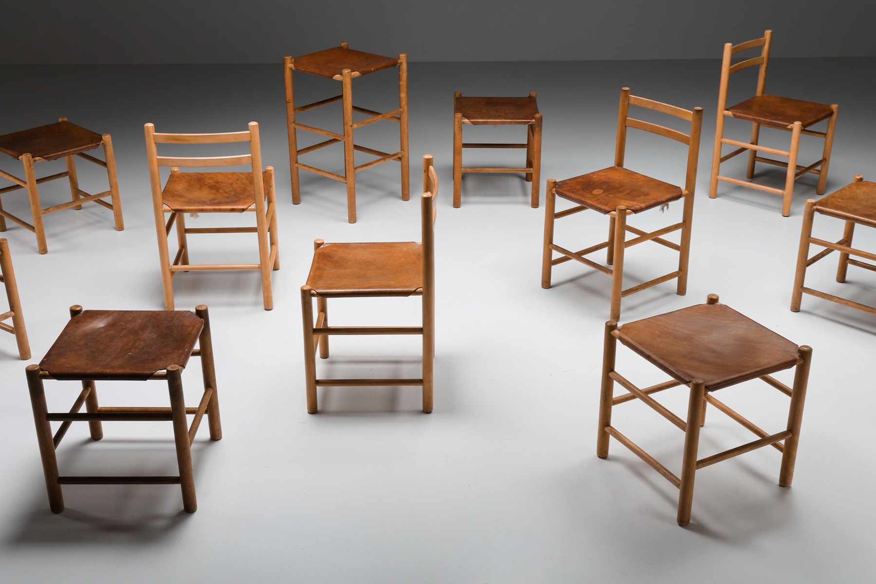 Timeless French barstool in wood and leather design