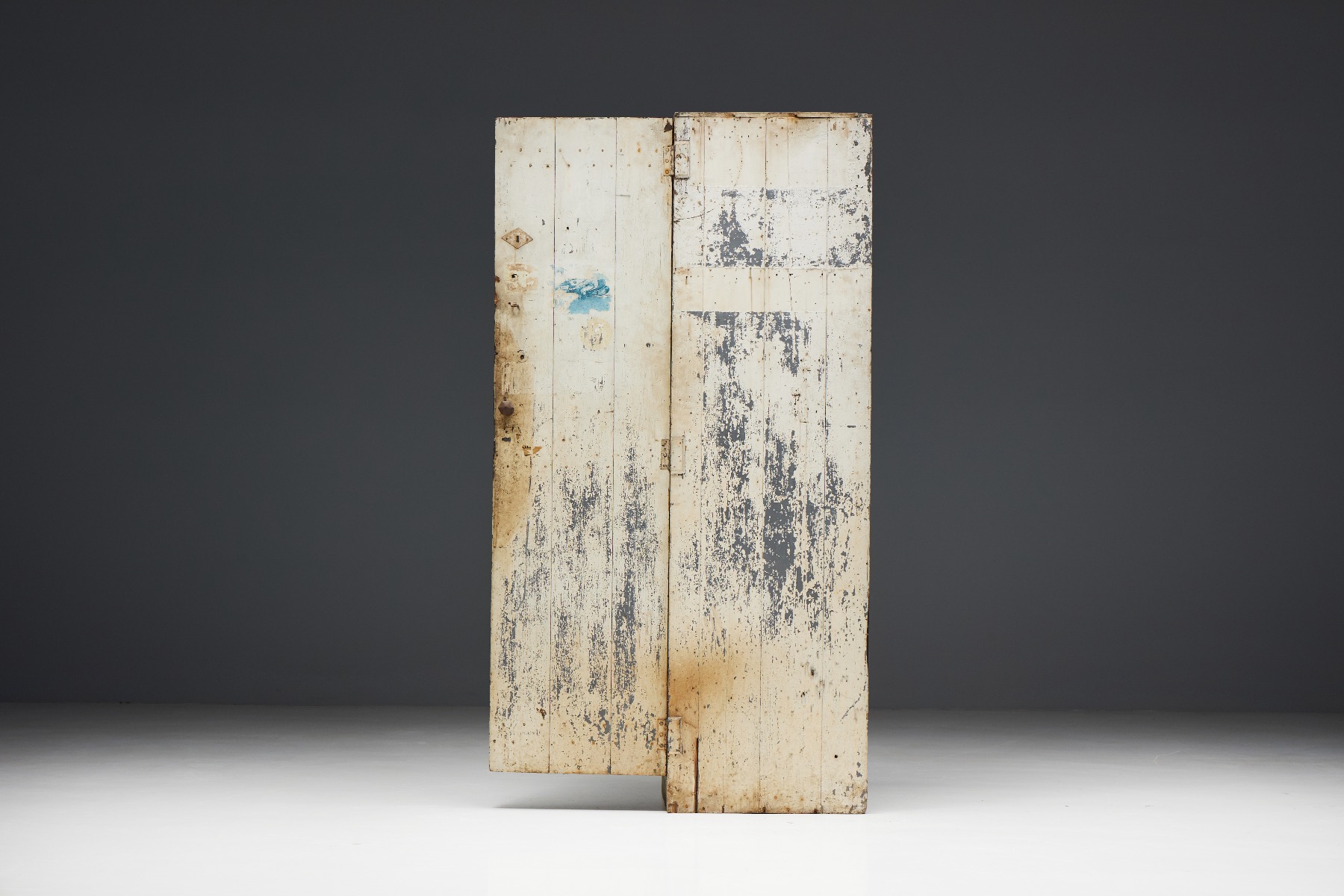 Traditional primitive cabinet in wood furniture