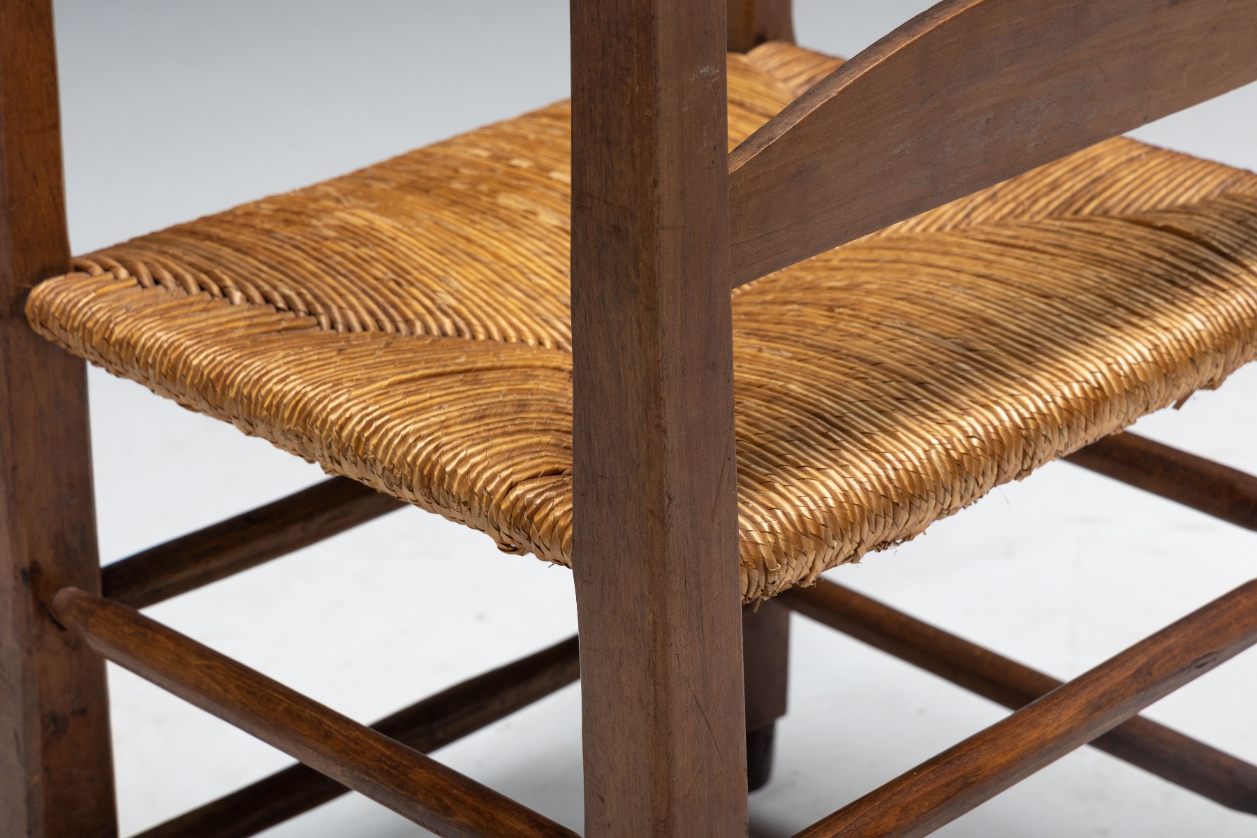 Vintage rustic armchair in solid wood with cord and straw