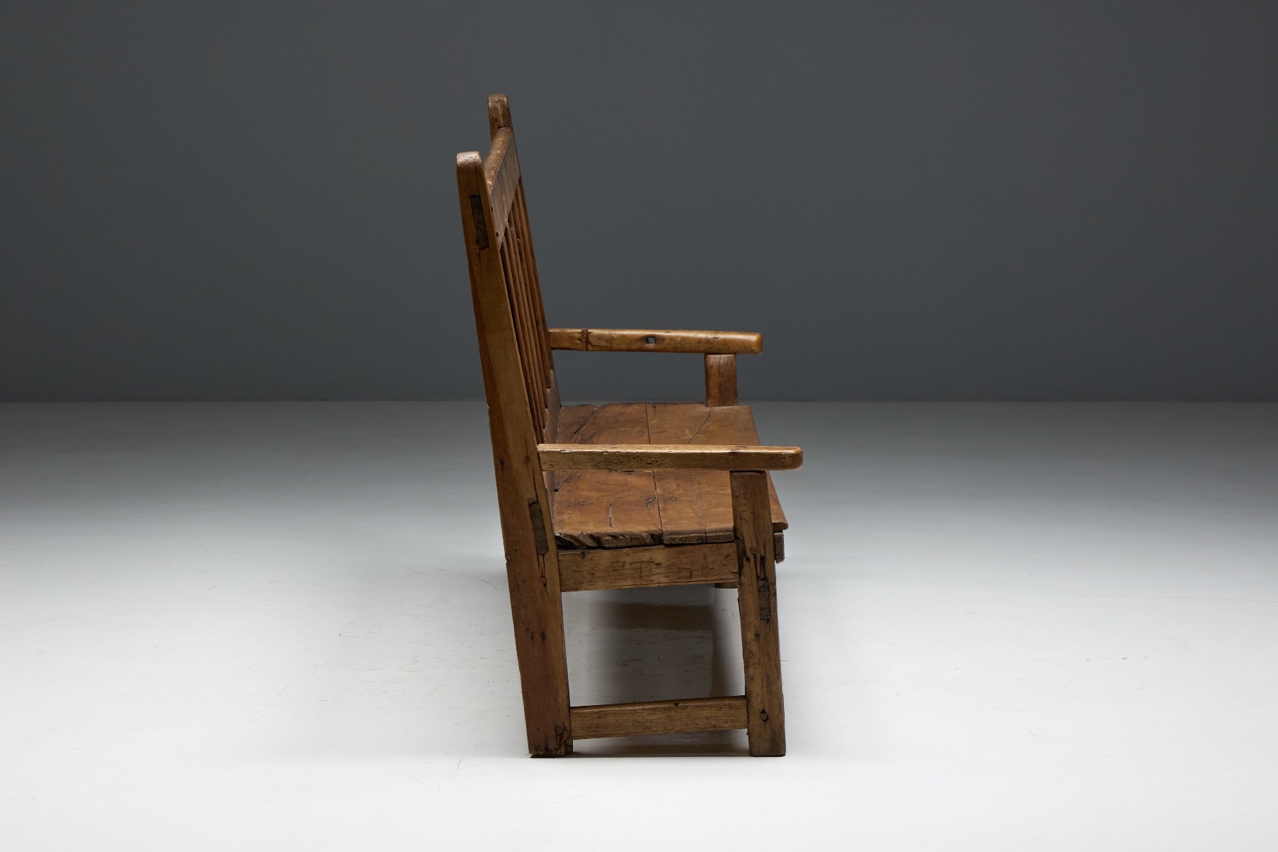 Aged wood travail populaire bench with timeworn surface
