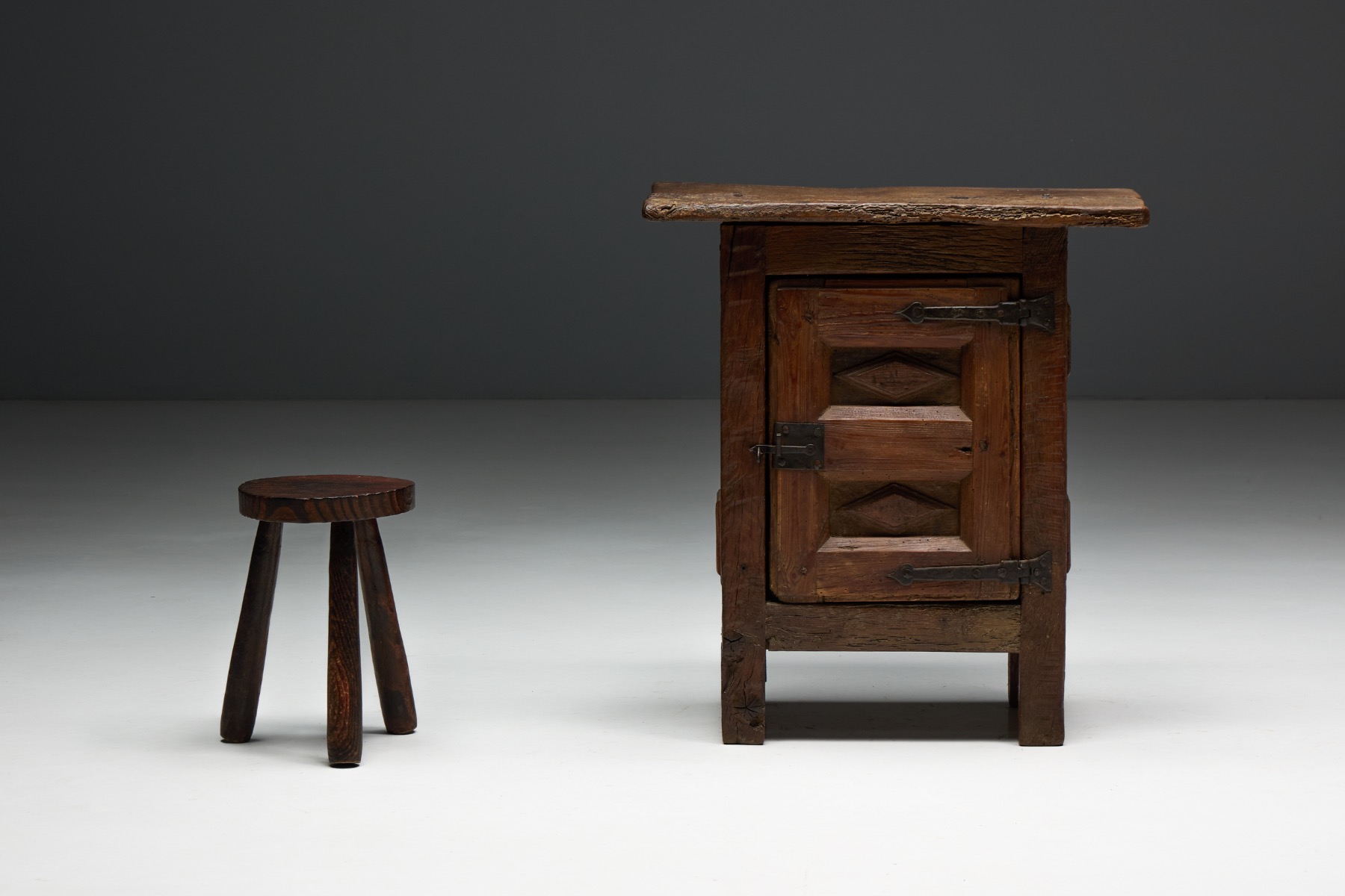 Antique oak cupboard from the 1800s with single door desig