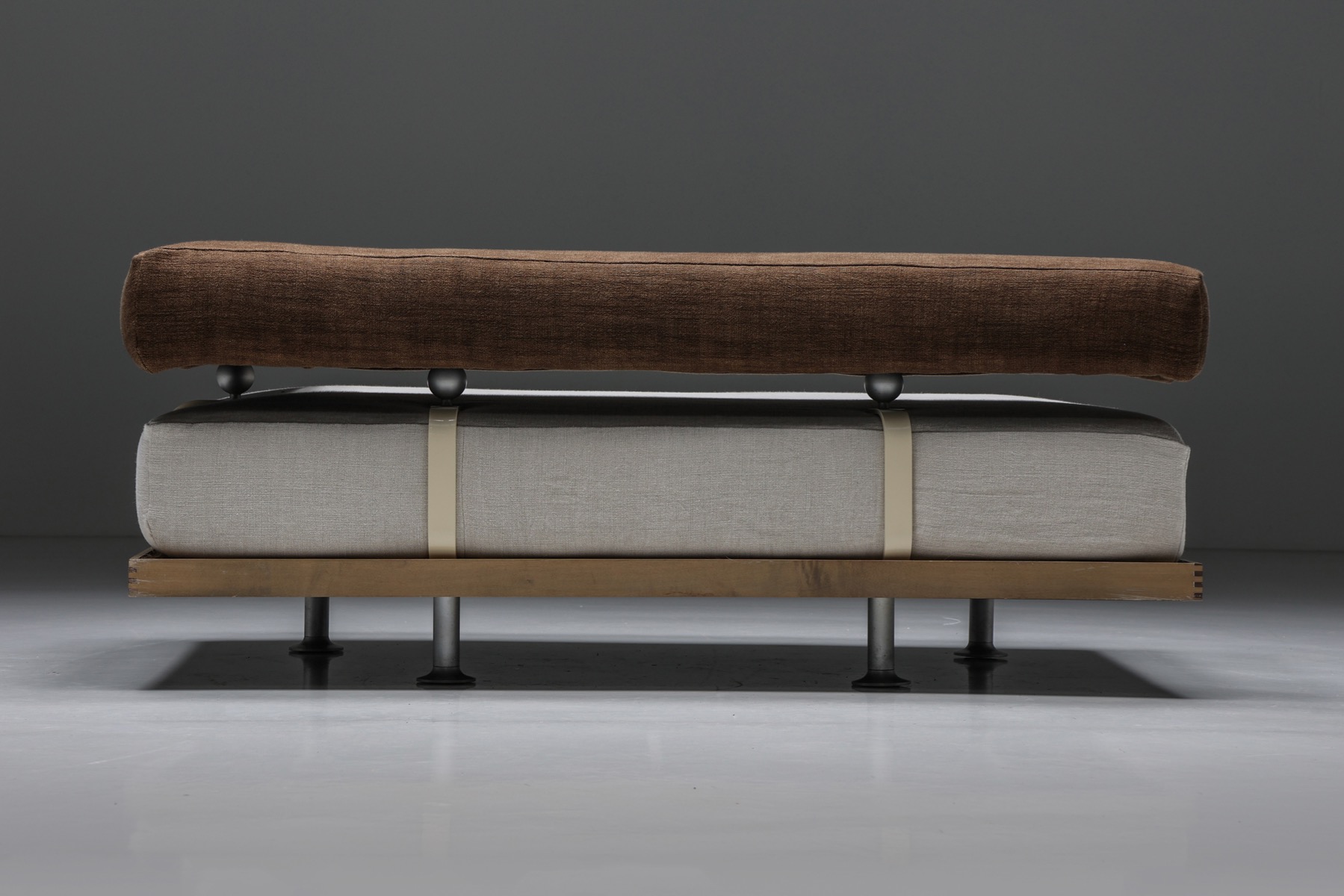 Architectural sectional sofa in Italian design from the 1970s