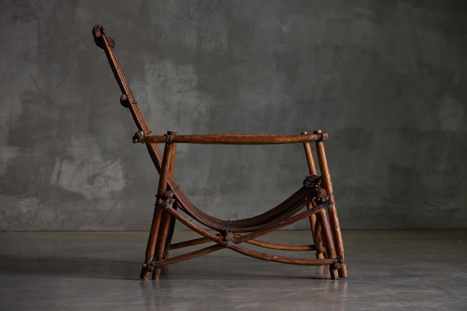 Artisanal wicker reclining chair with organic design