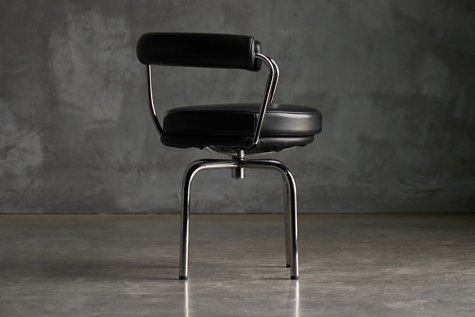 Set of LC7 chairs with swivel base and upholstered seat