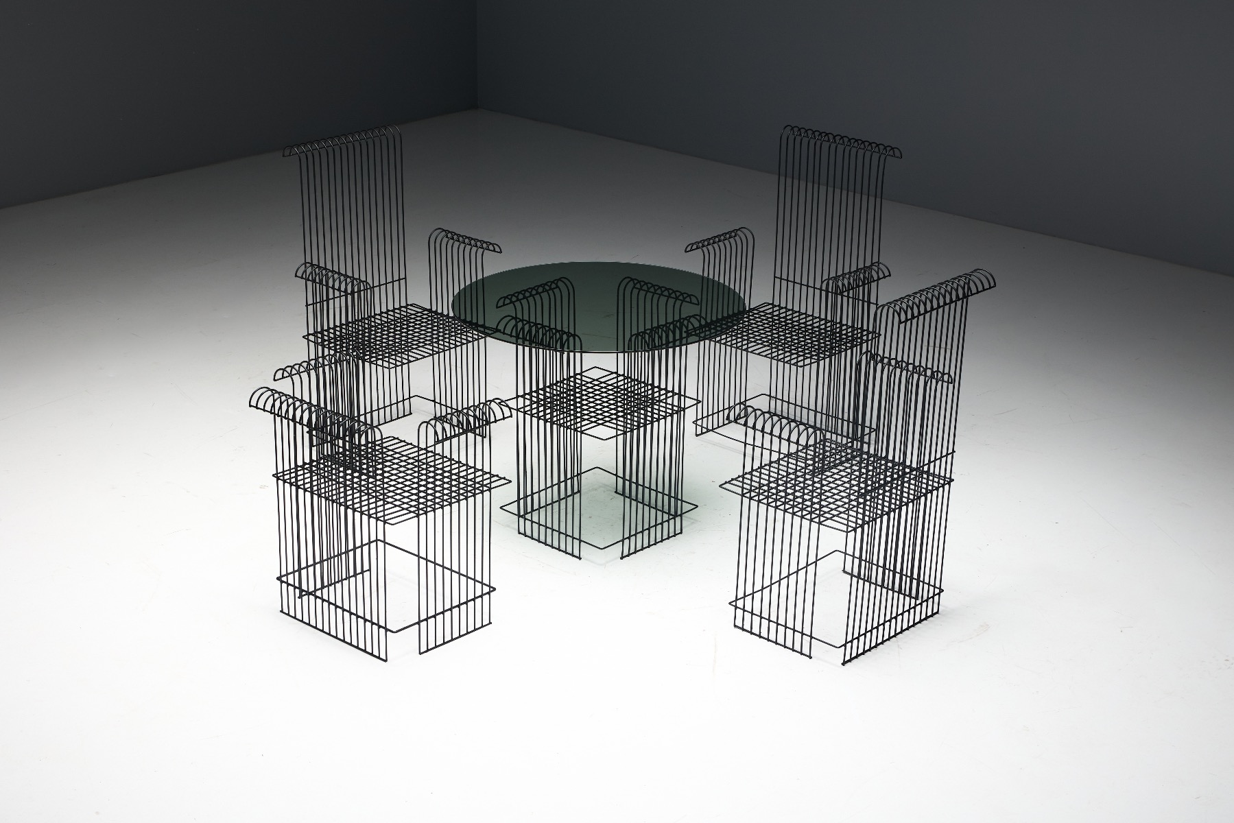 Lightweight metal wire garden set with airy structure