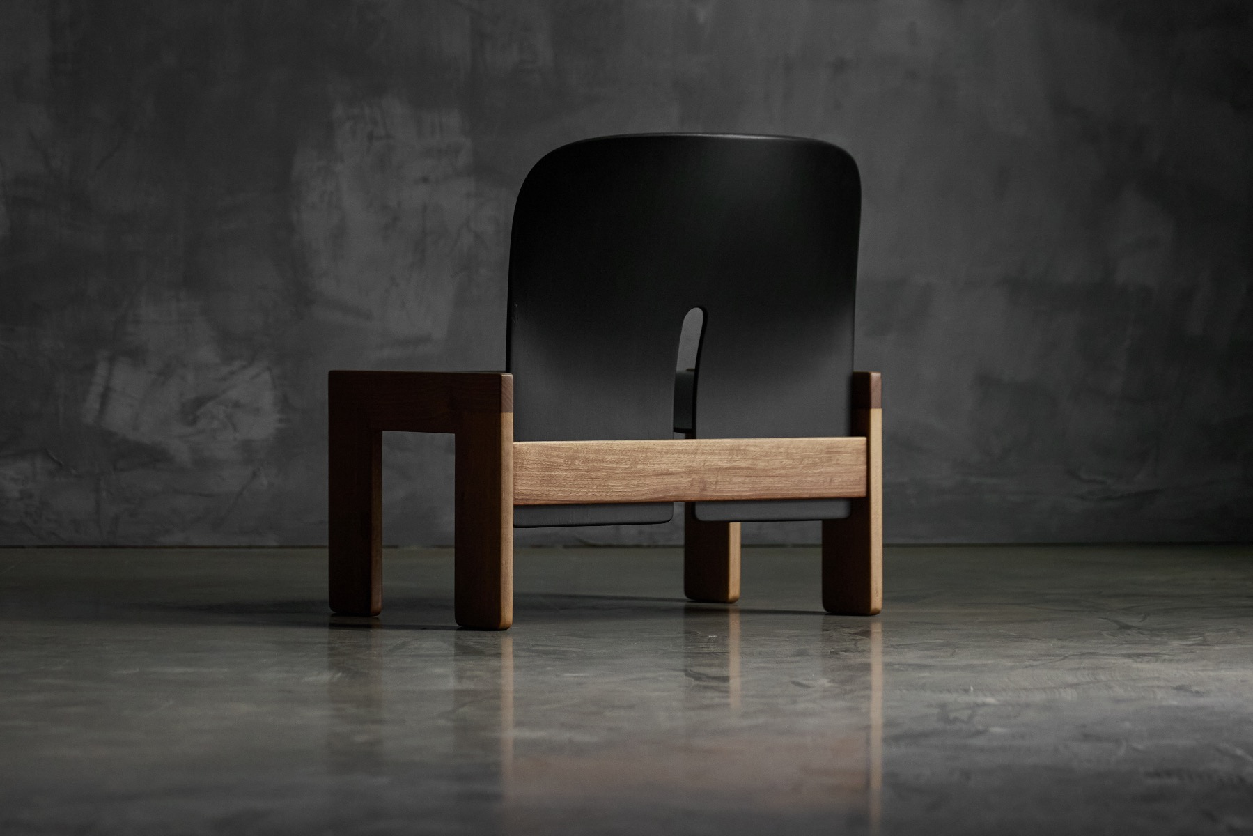 Refined Italian modern lounge chair by Cassina