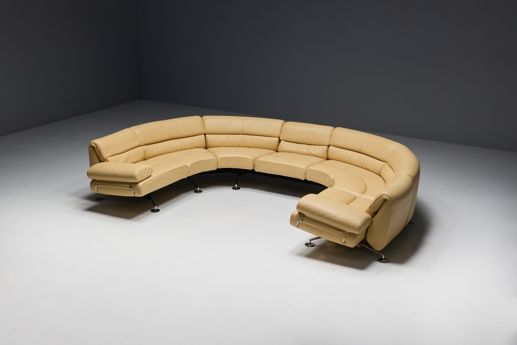 Iconic De Sede DS-470 sofa with modular form