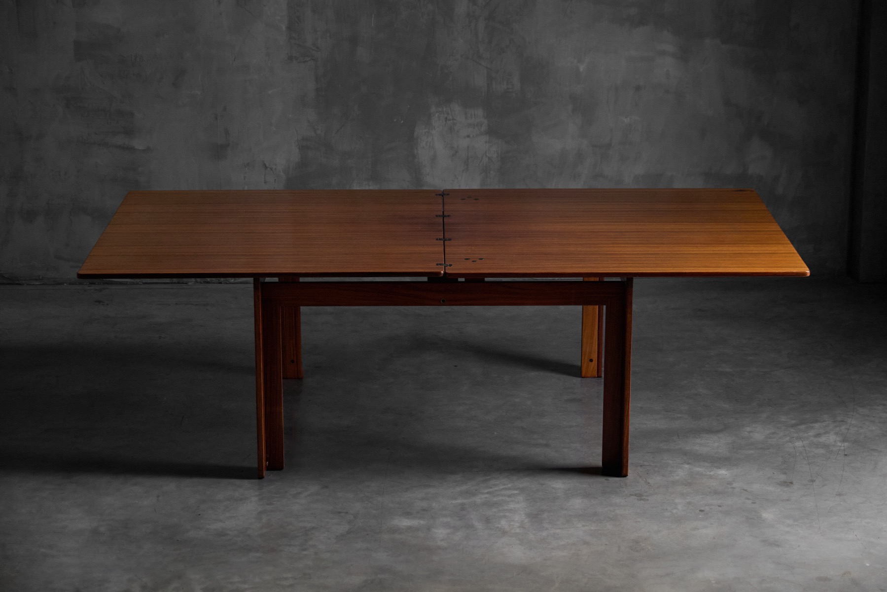 Design heritage dining table model 778