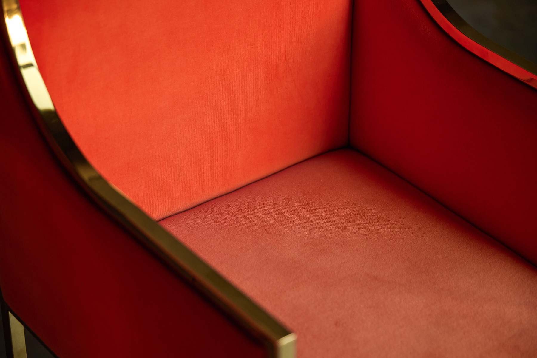 Elegant dining armchairs featuring brass structure and velvet