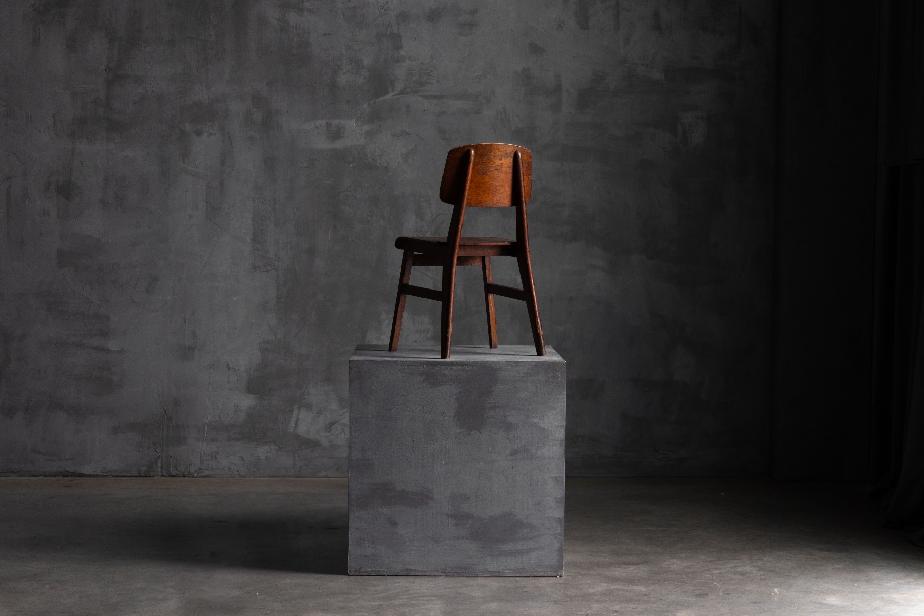 Minimalist Tout Bois chair with honest construction
