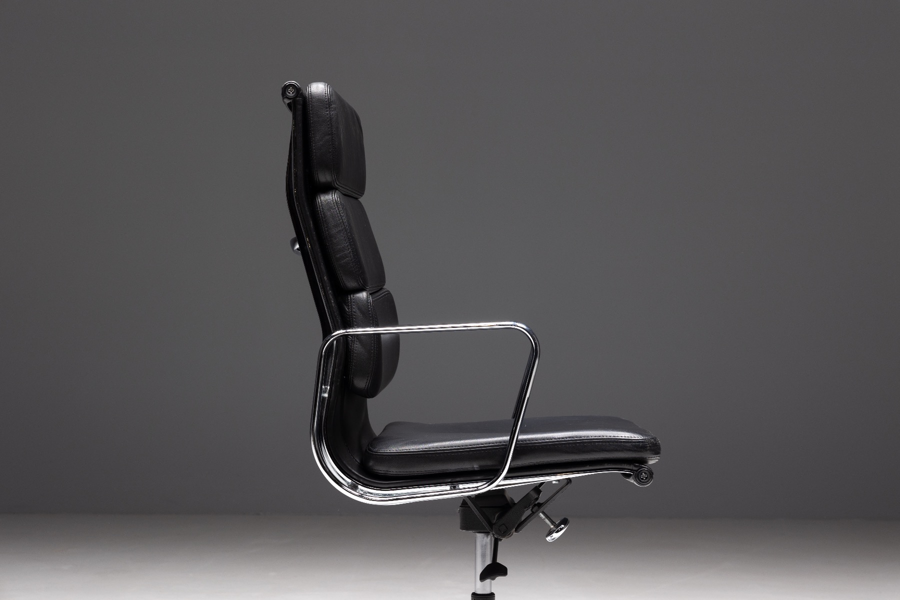 Iconic Eames office chair EA216 from the 1960s