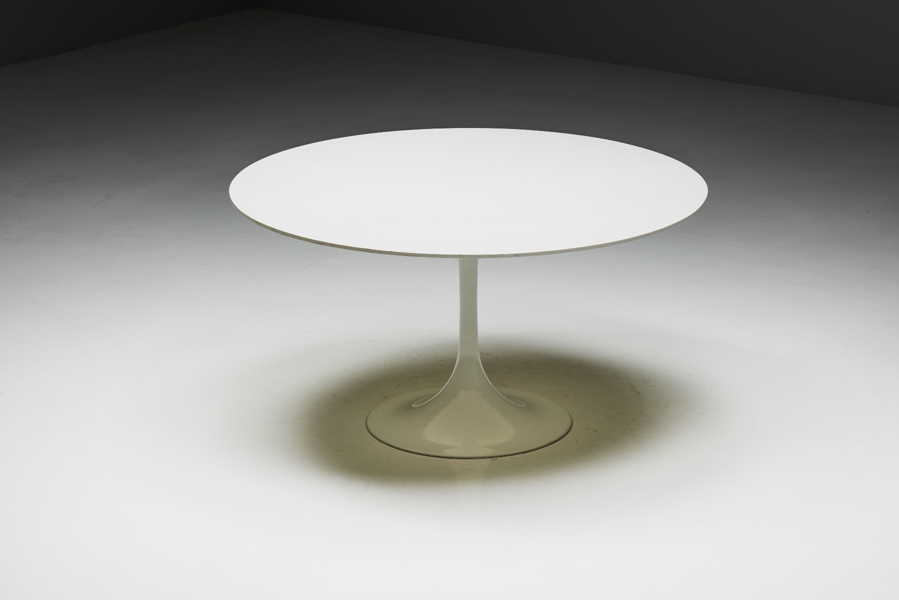 Modernist dining table Saarinen tulip design