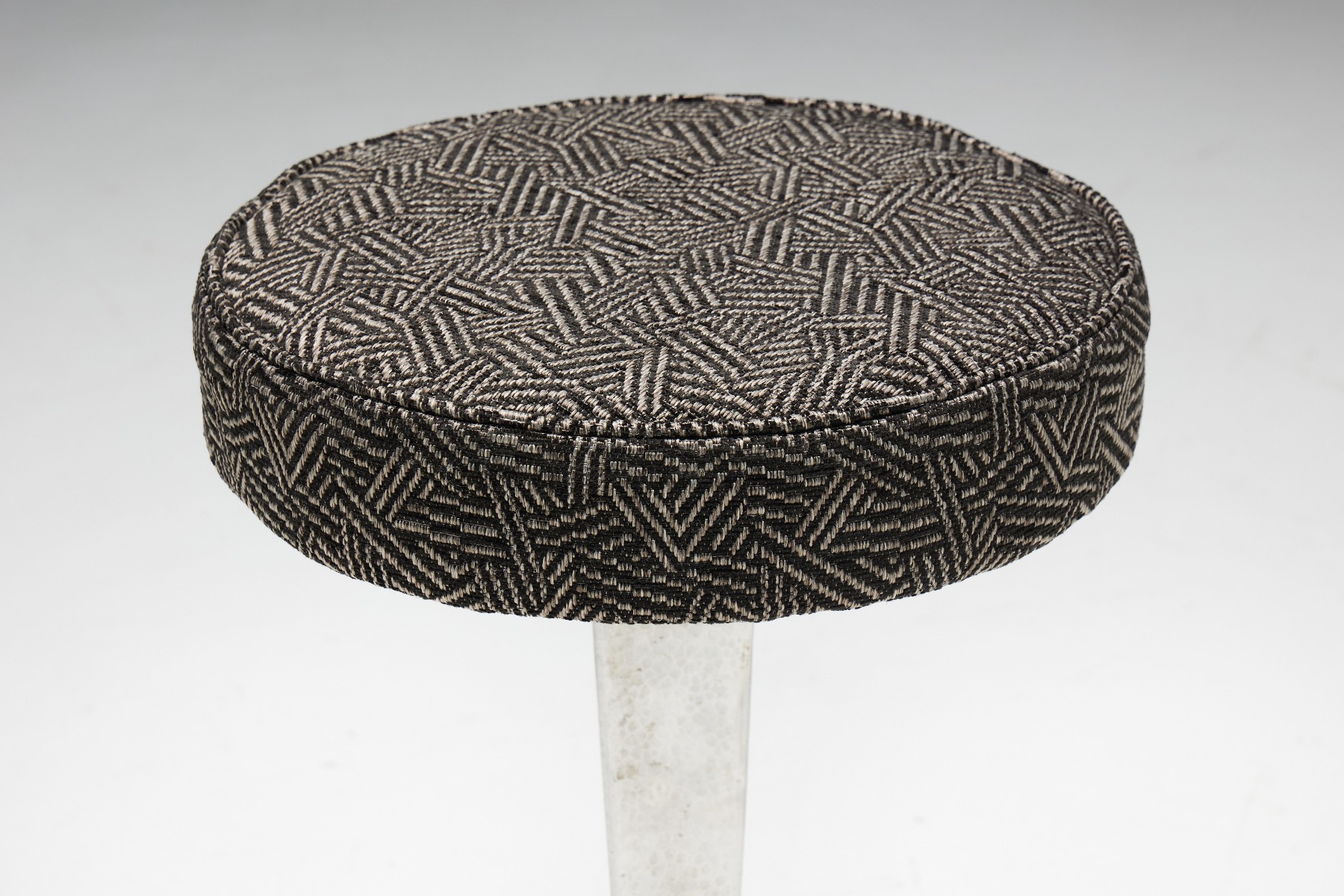 Retro bar stools in steel with art deco look