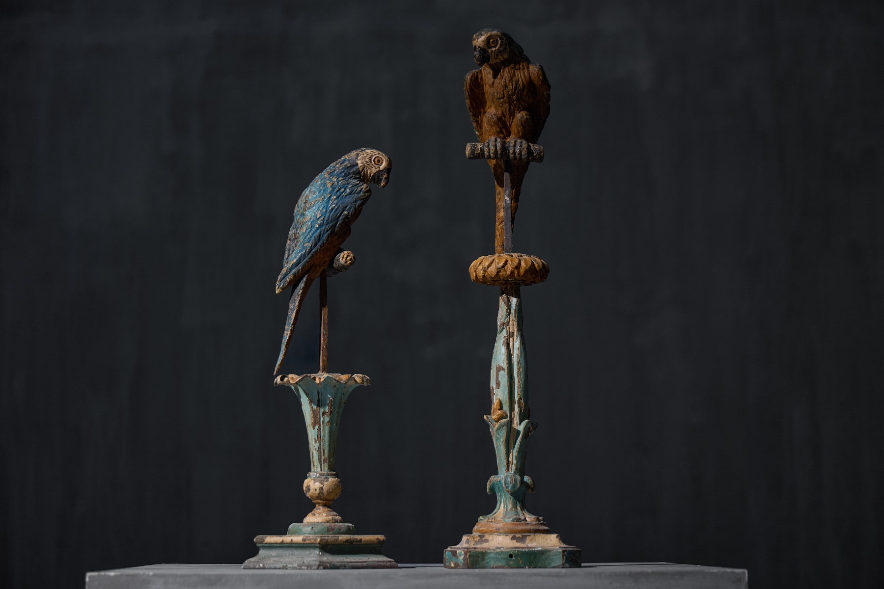 Sculptural pair of parrots from the 19th century