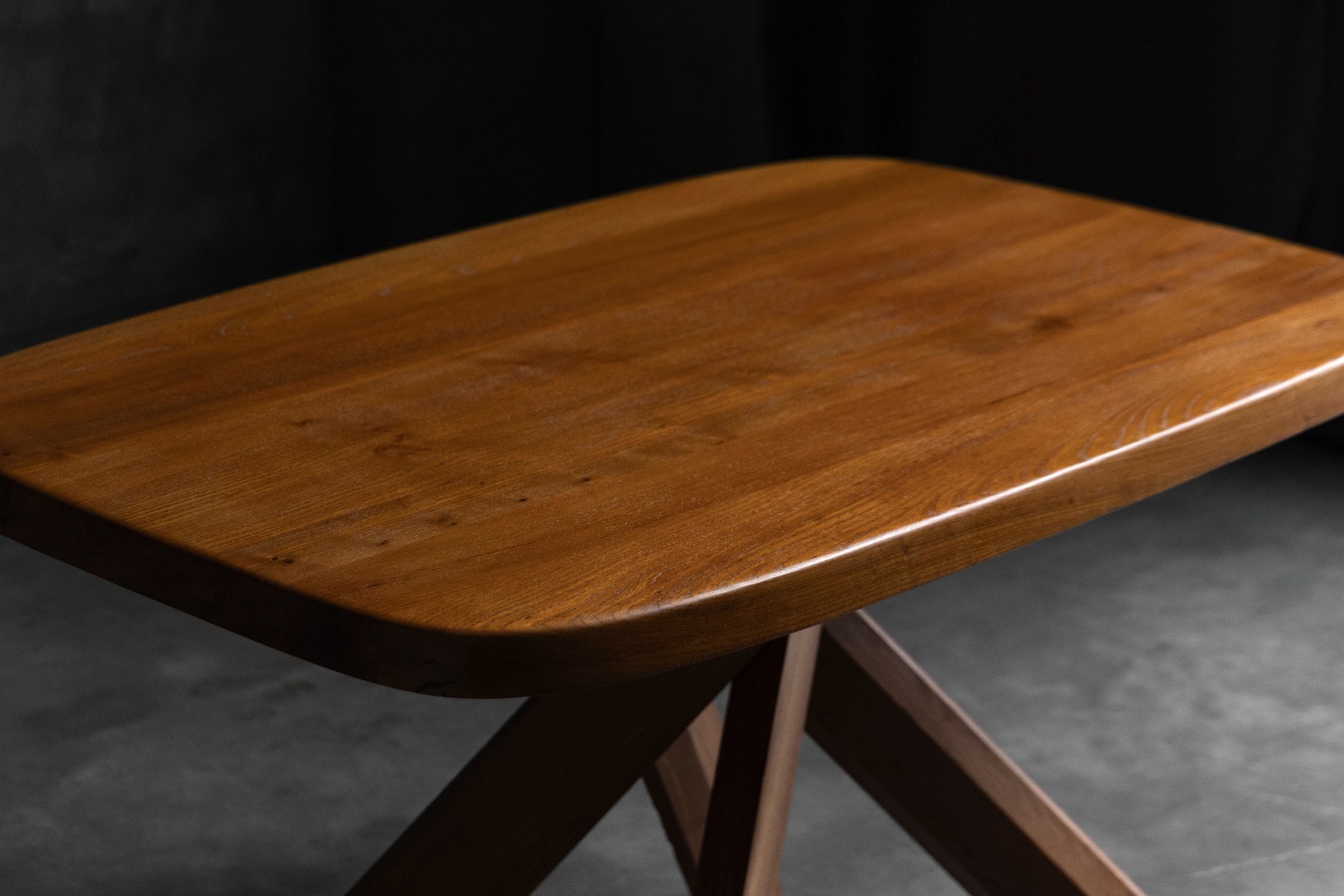 Sculptural T35 dining table with balanced proportions