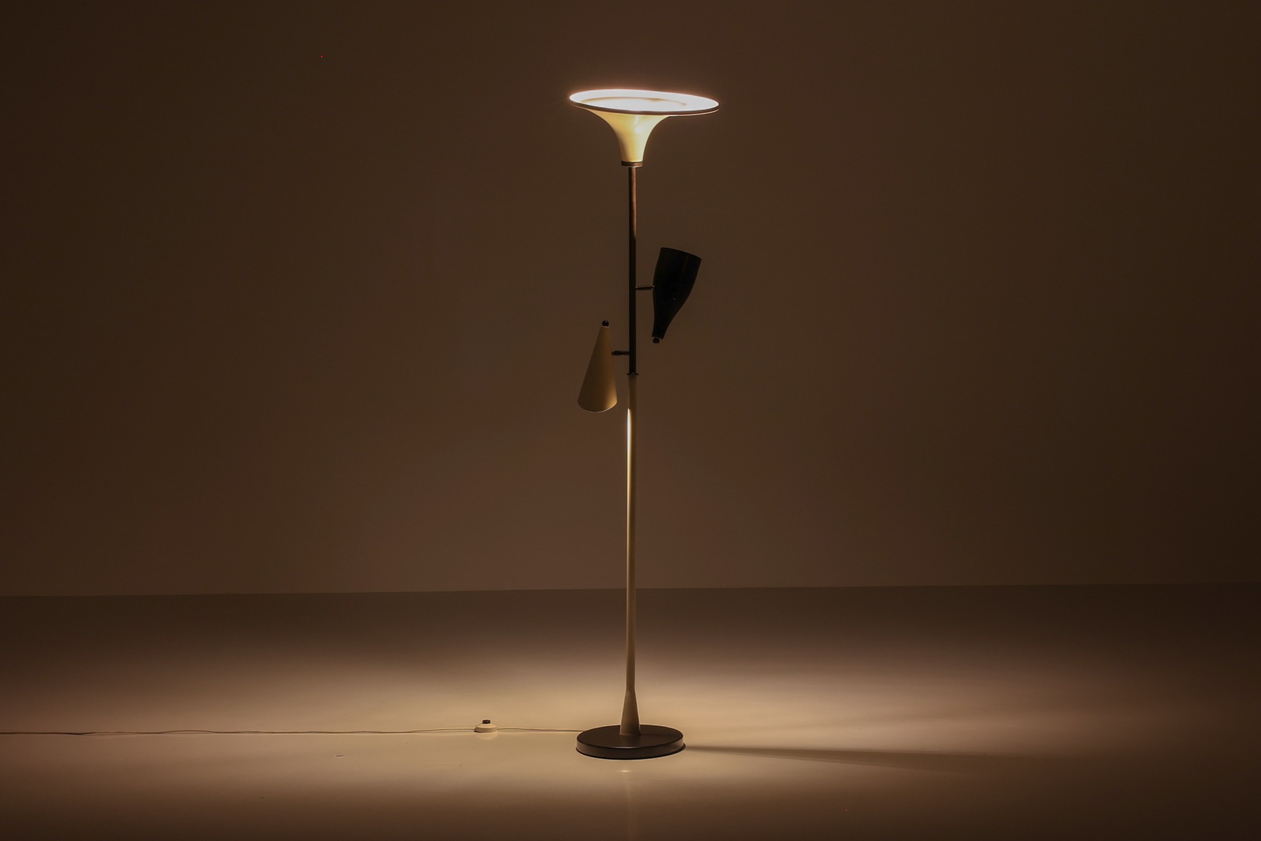Timeless mid century floor lamp in yellow and black