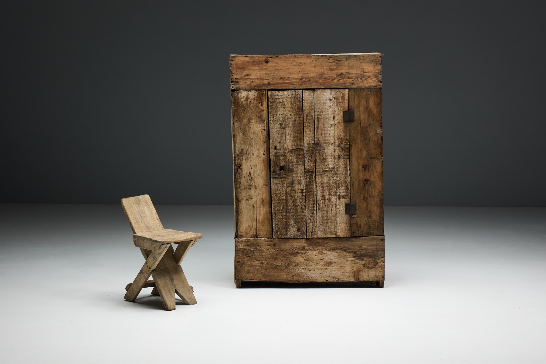 Traditional rustic cabinet from 19th century France with single door 