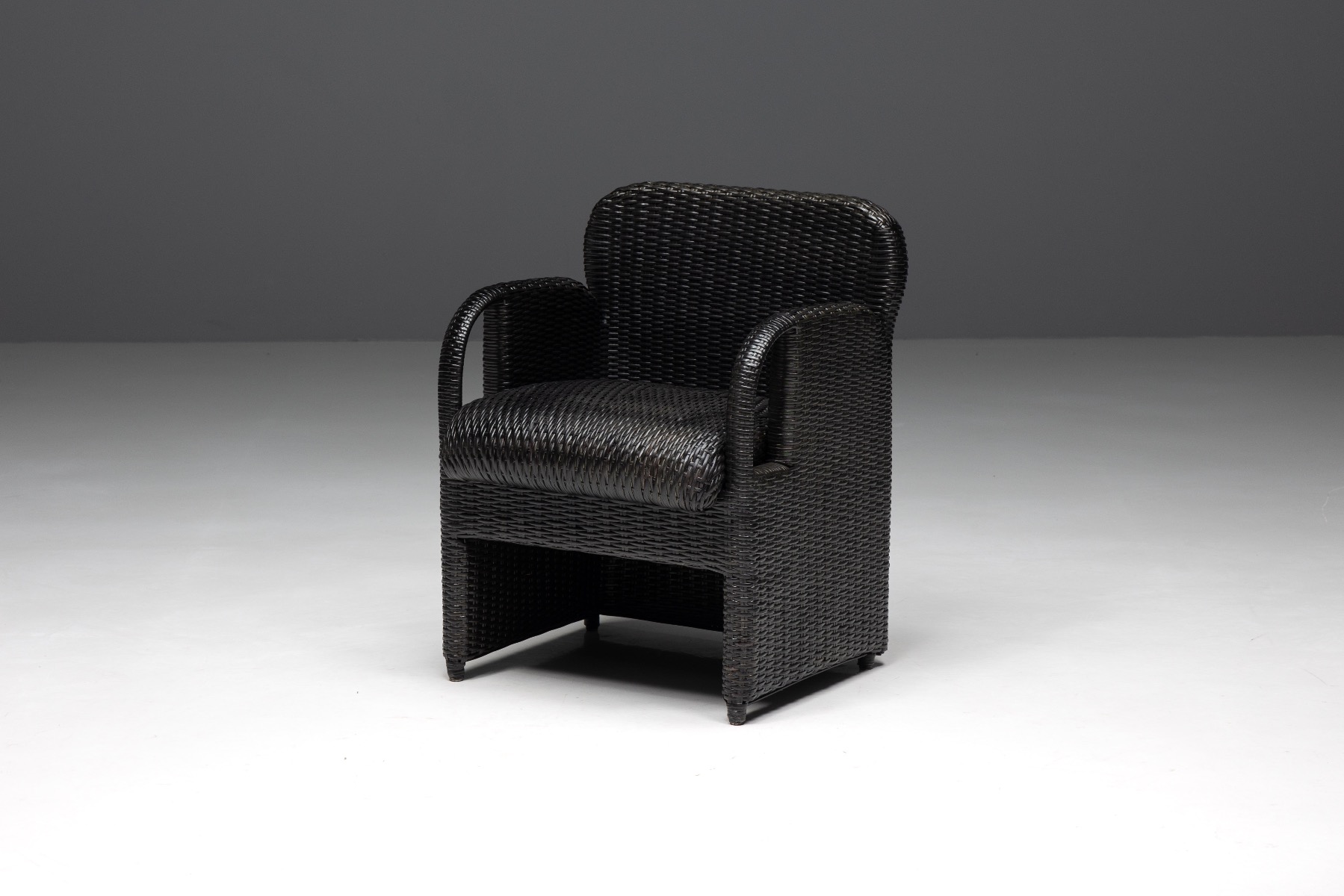 Vintage Italian armchairs by Tecno and Gae Aulenti