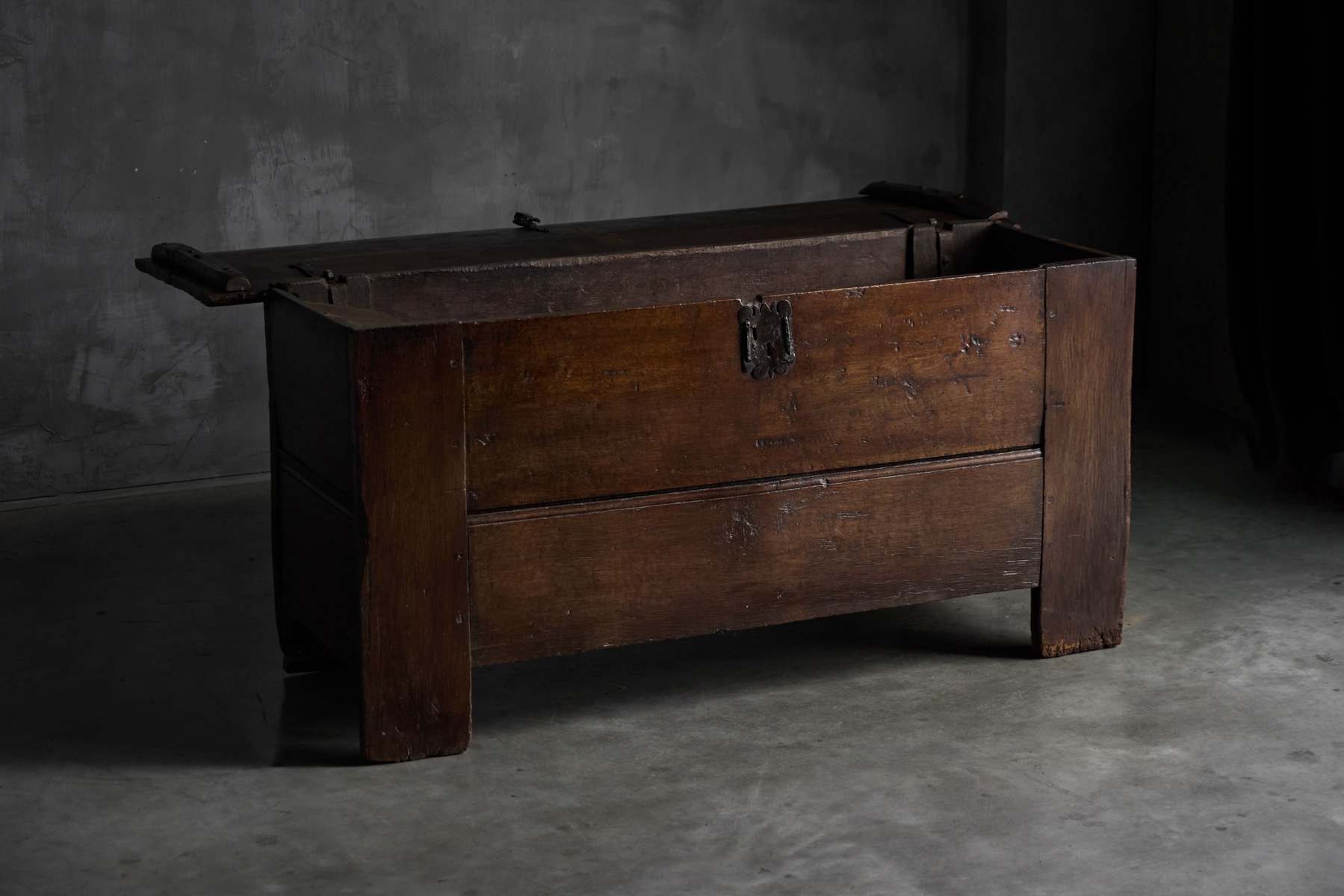 Antique Rustic Oak Coffer, England - Early 18th Century