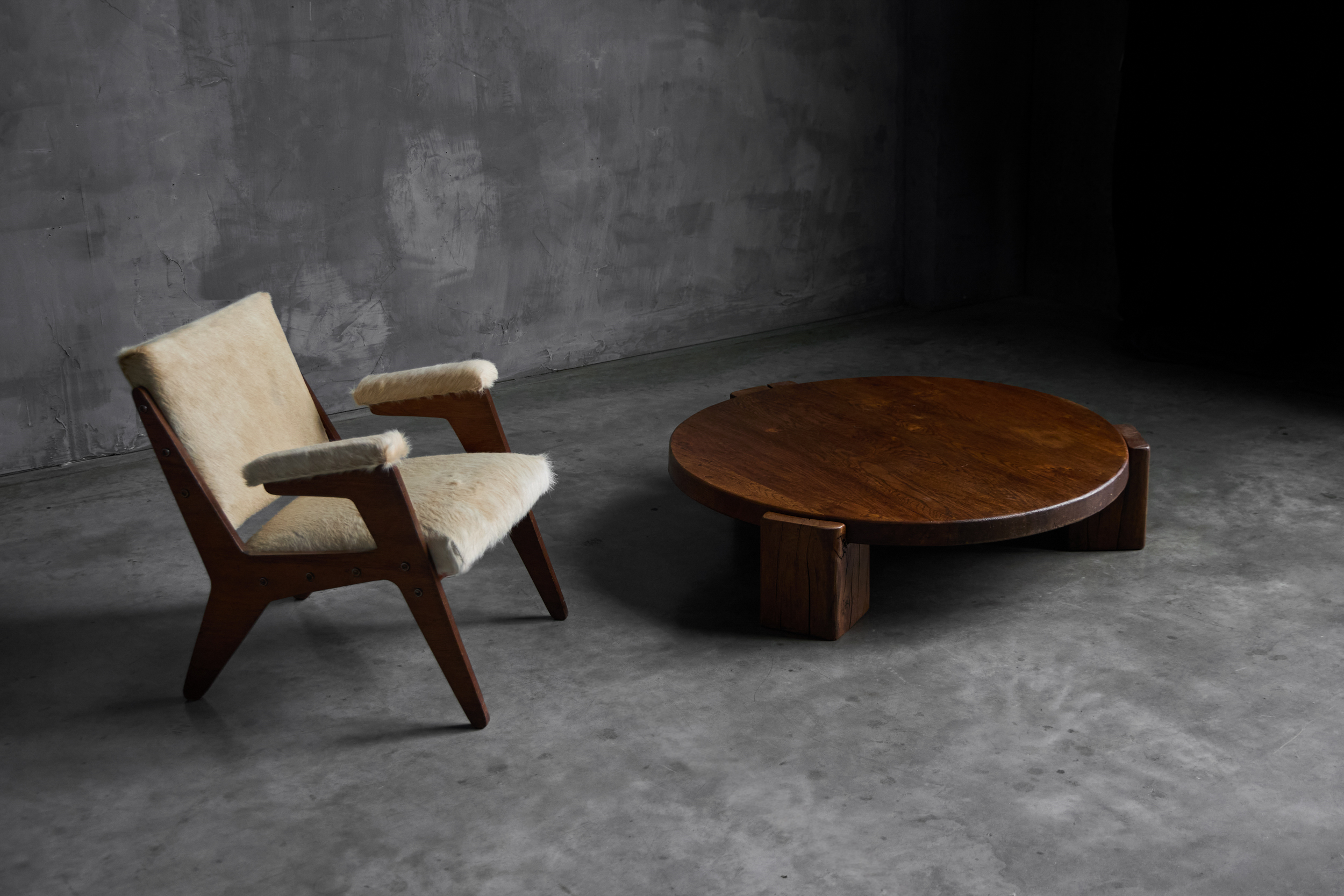 Brutalist Round Oak Coffee Table - Mid-20th Century